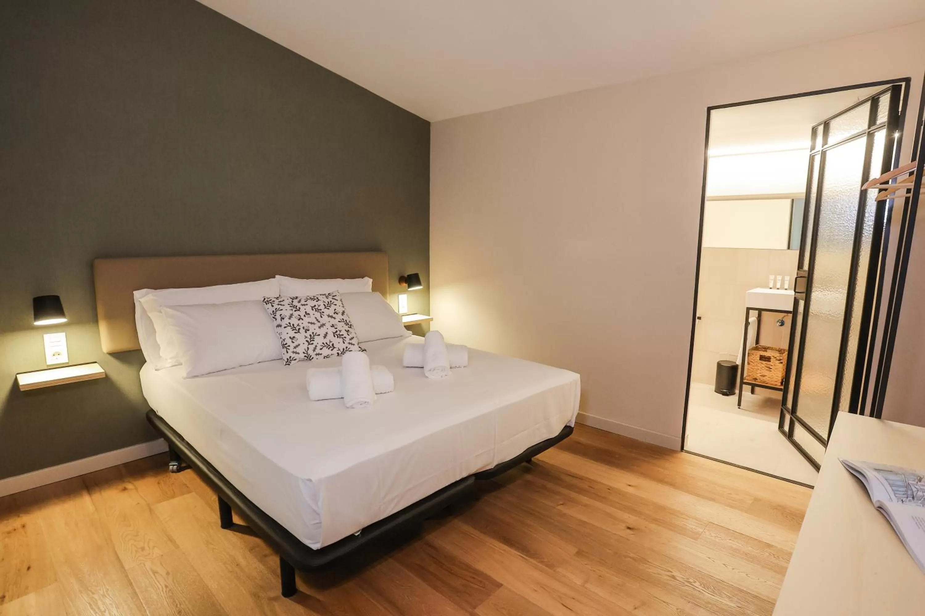 Photo of the whole room, Bed in Mythic Valencia