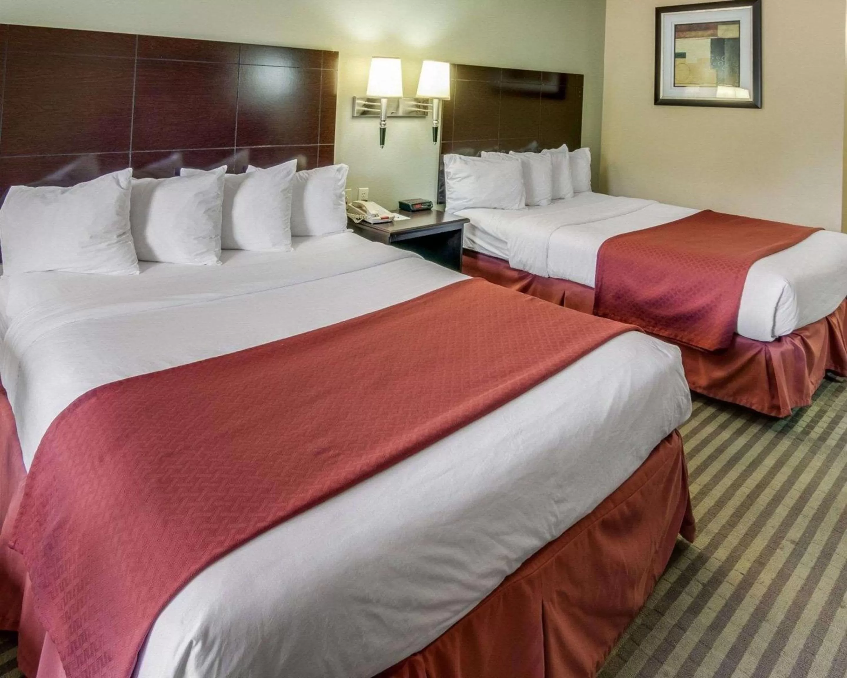 Photo of the whole room, Bed in Quality Inn Mt Pleasant