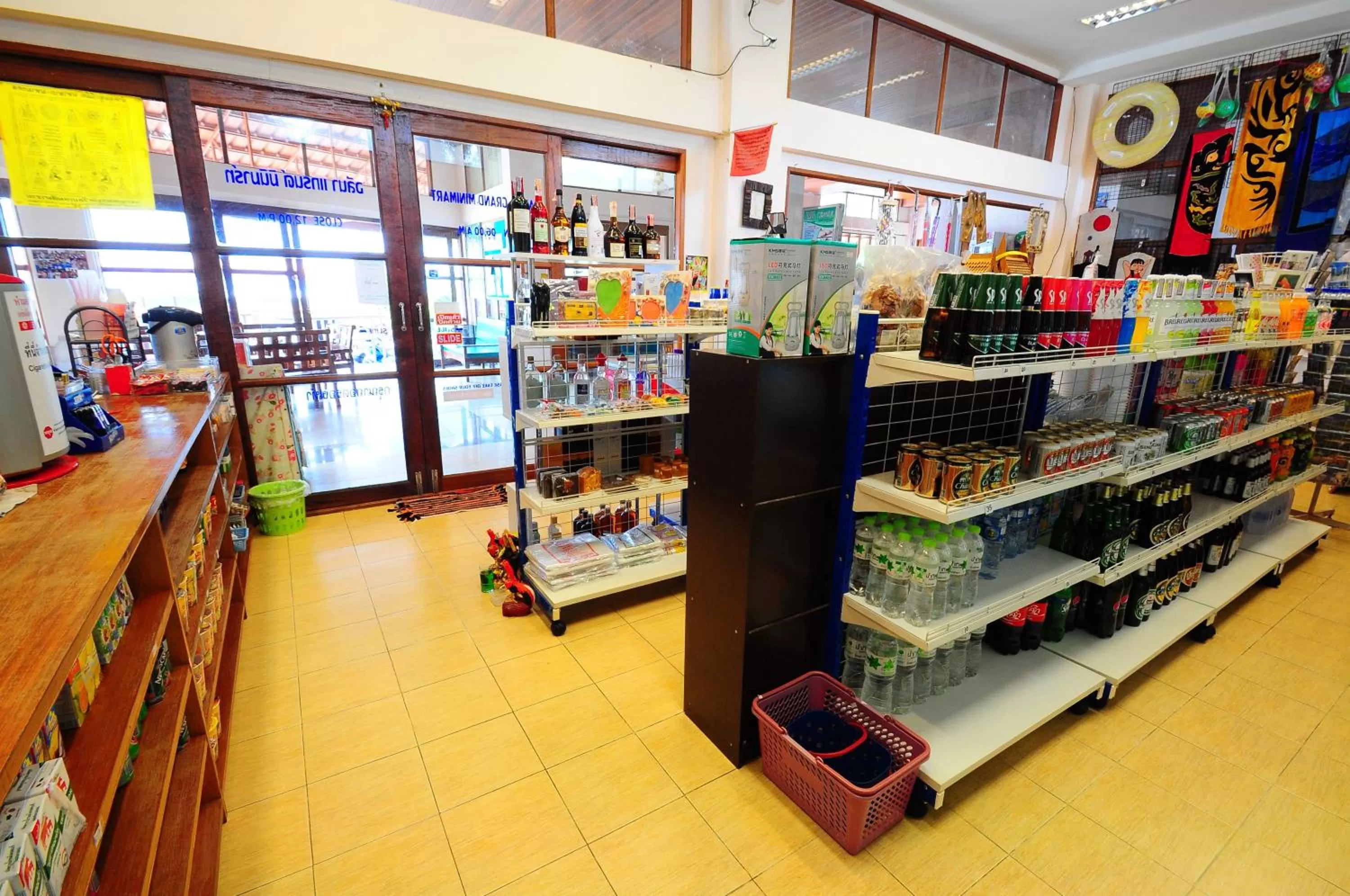 On-site shops in Alina Grande Hotel & Resort