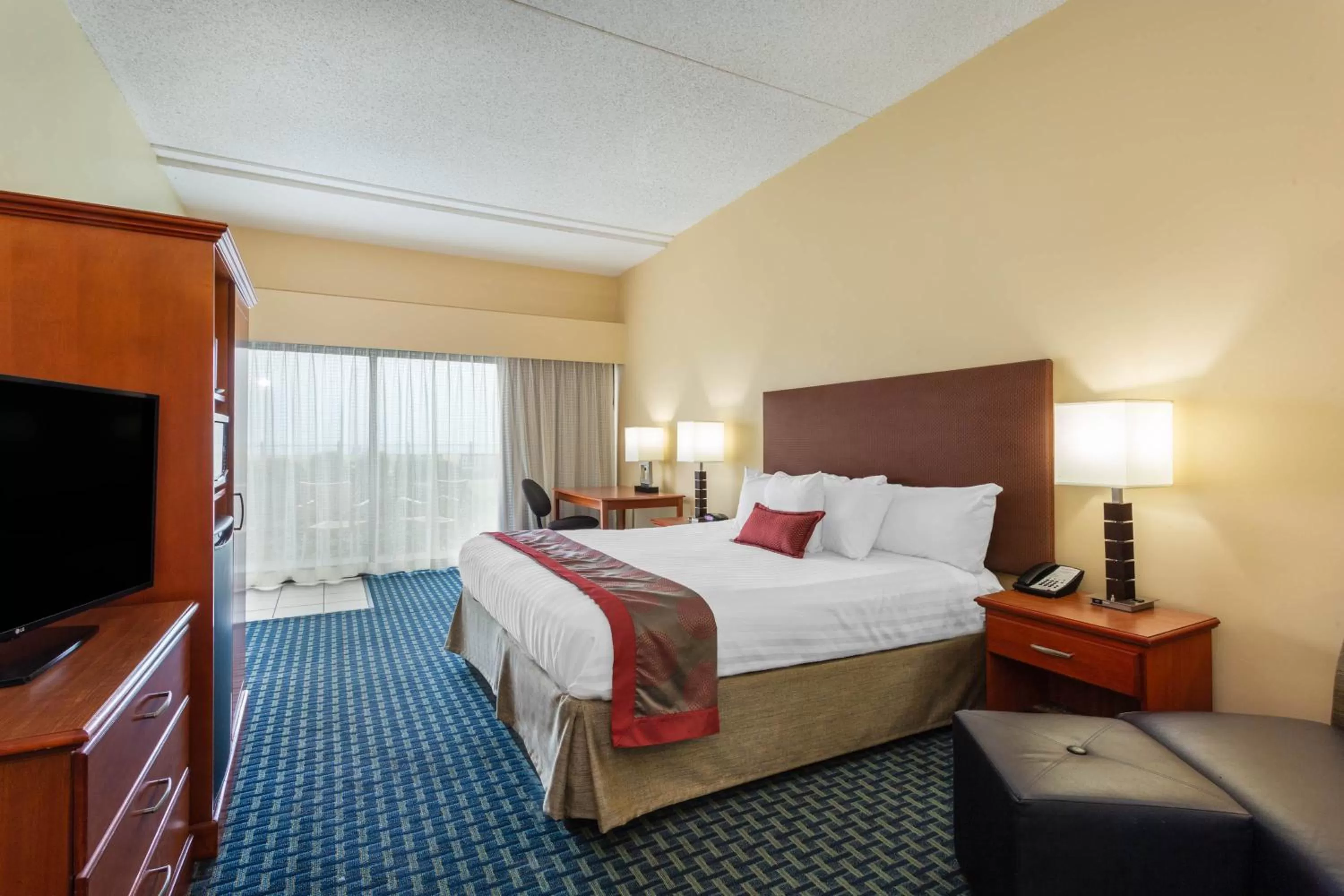 Balcony/Terrace, Bed in Ramada Plaza by Wyndham Virginia Beach Oceanfront