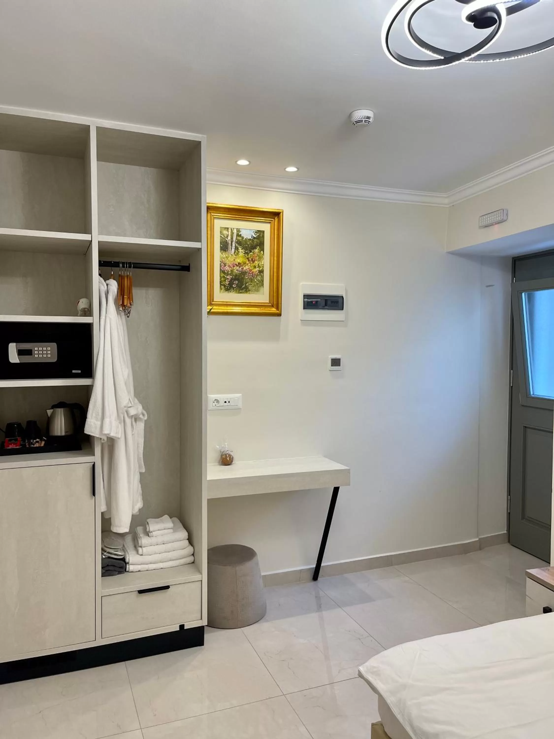 Coffee/tea facilities in Aesthesis Arxontiko Luxury Rooms