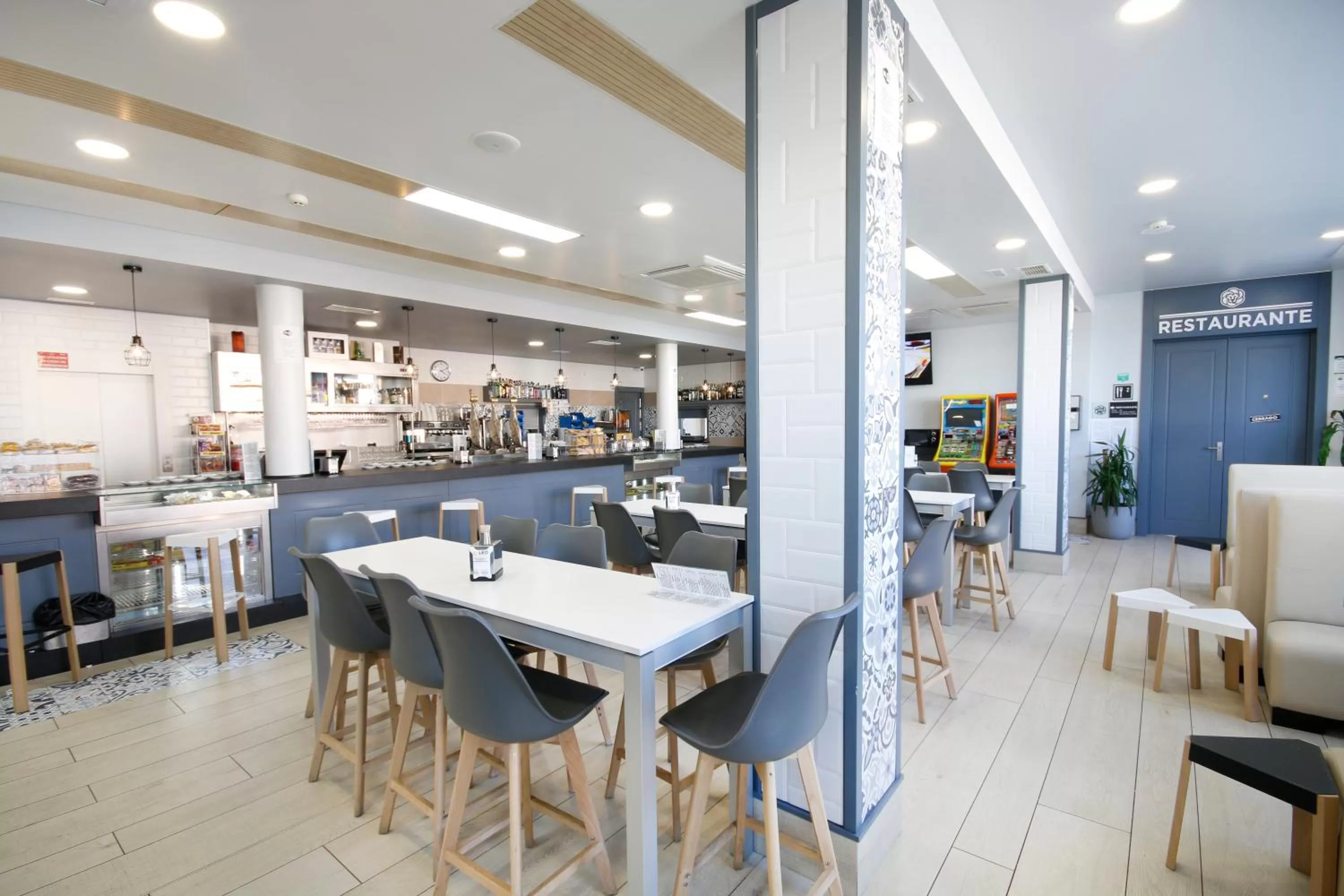 Lounge or bar, Restaurant/Places to Eat in Hotel Leo