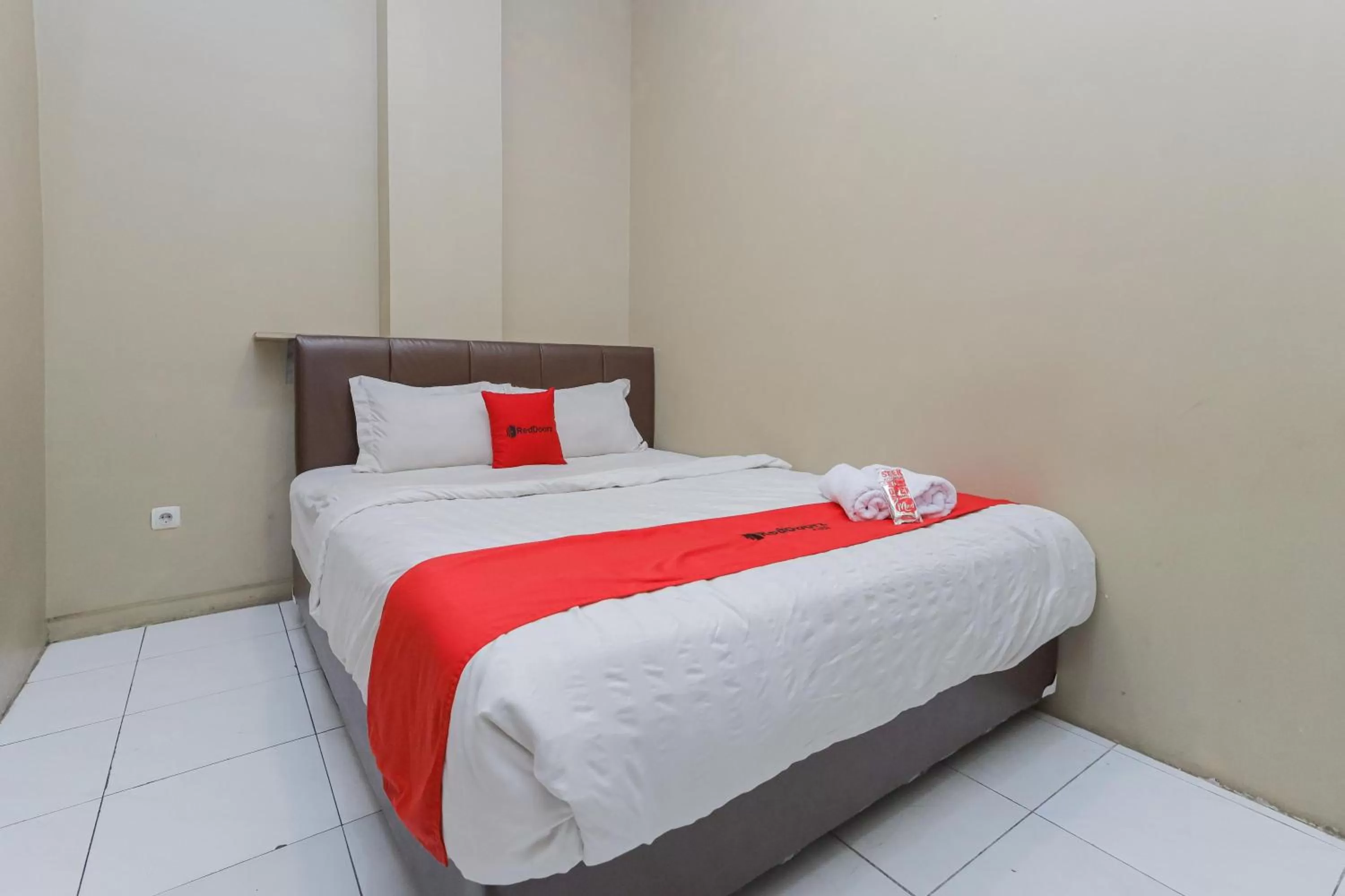 Standard Double Room in RedDoorz near BG Junction Surabaya