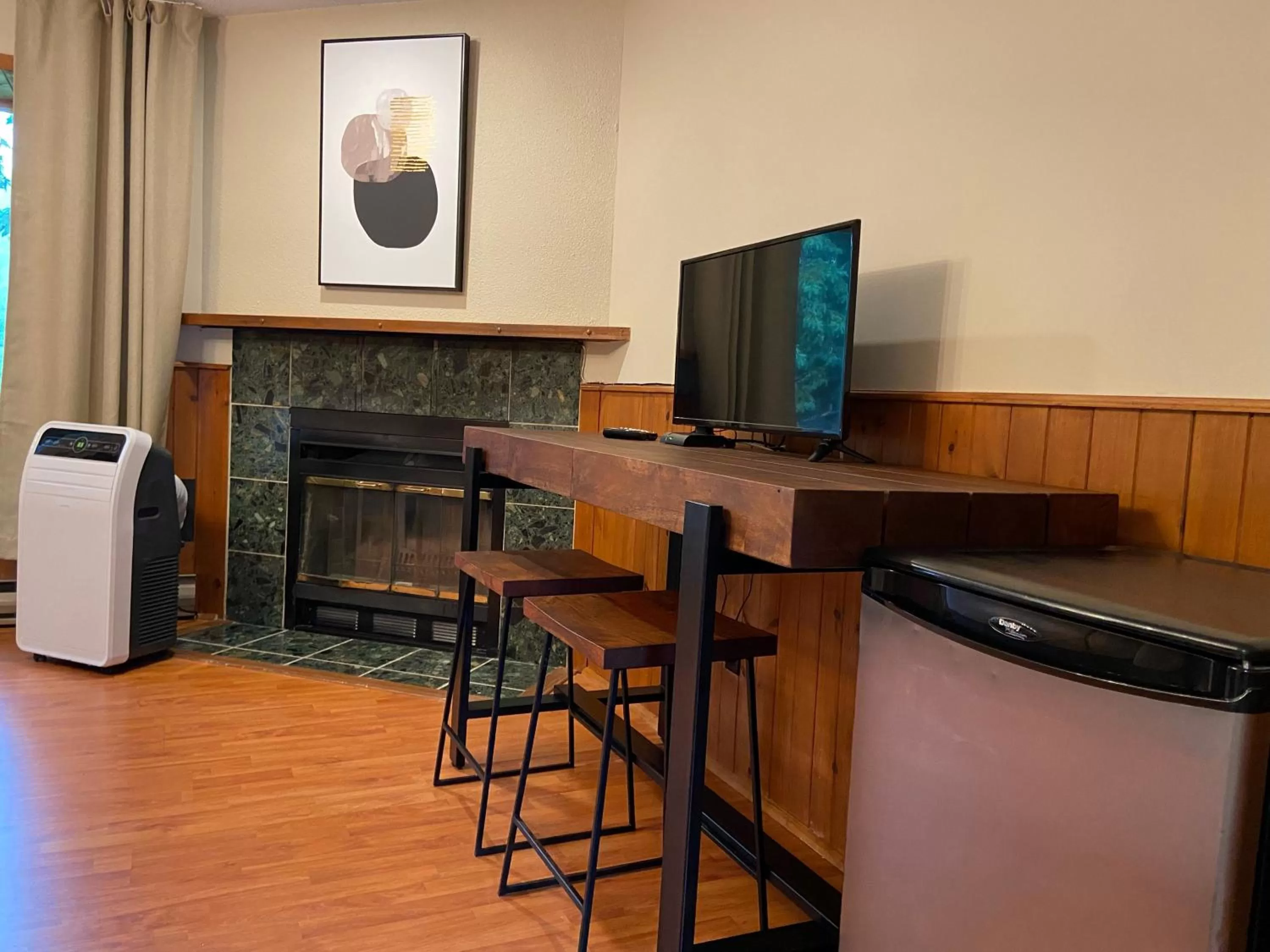 TV and multimedia in Hotel Le Petit Lac Sainte-Adèle