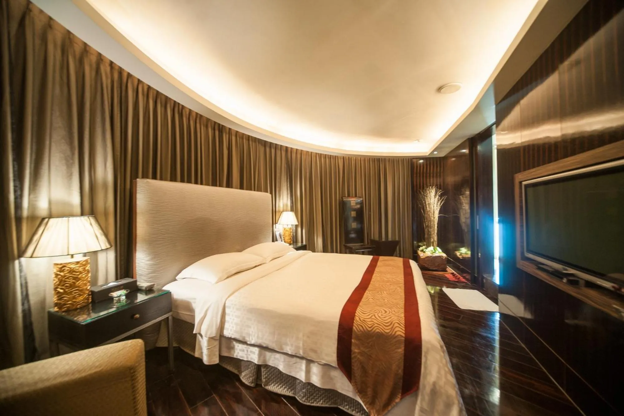 Photo of the whole room, Bed in Refinement Motel