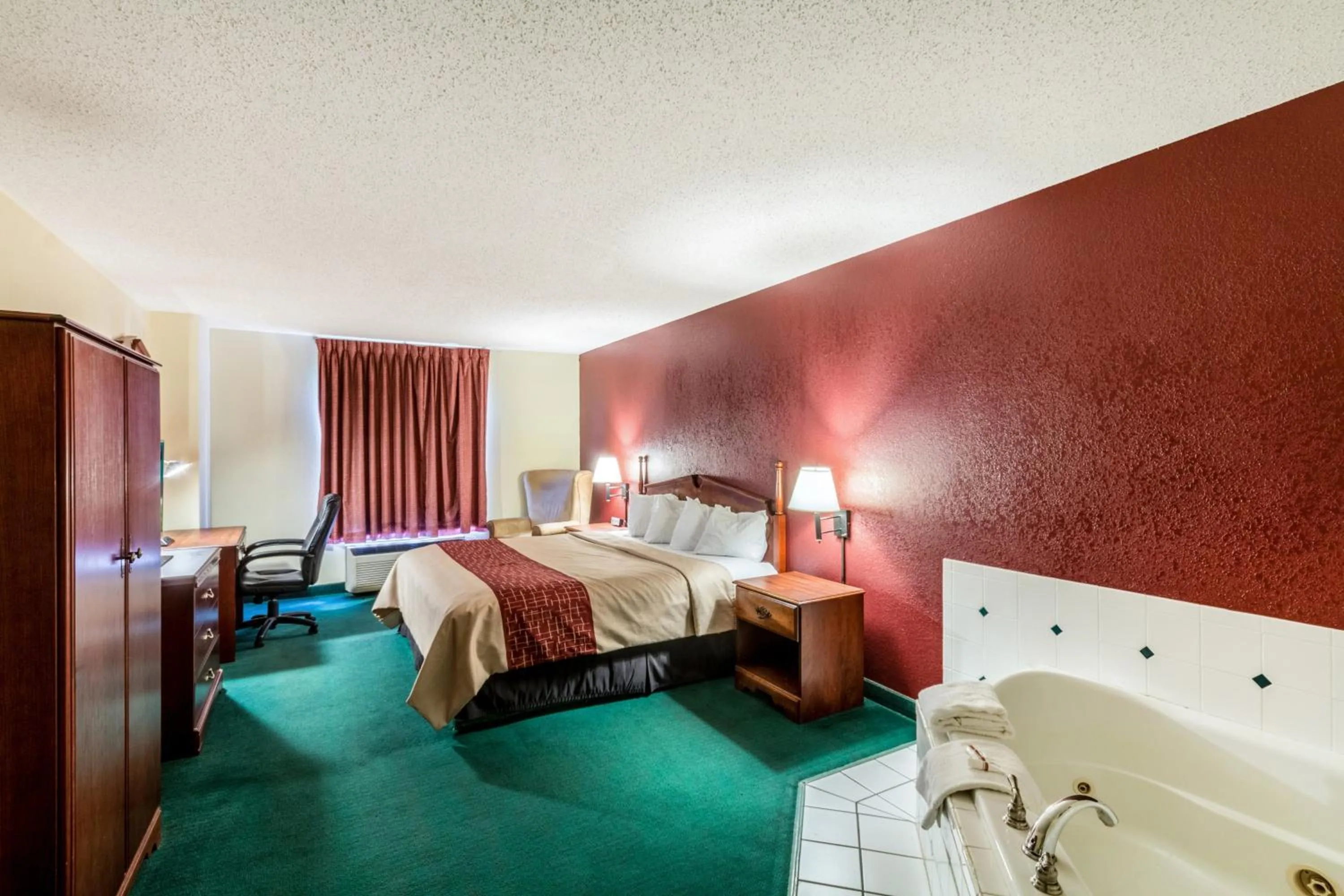 Photo of the whole room, Bed in Red Roof Inn Morehead