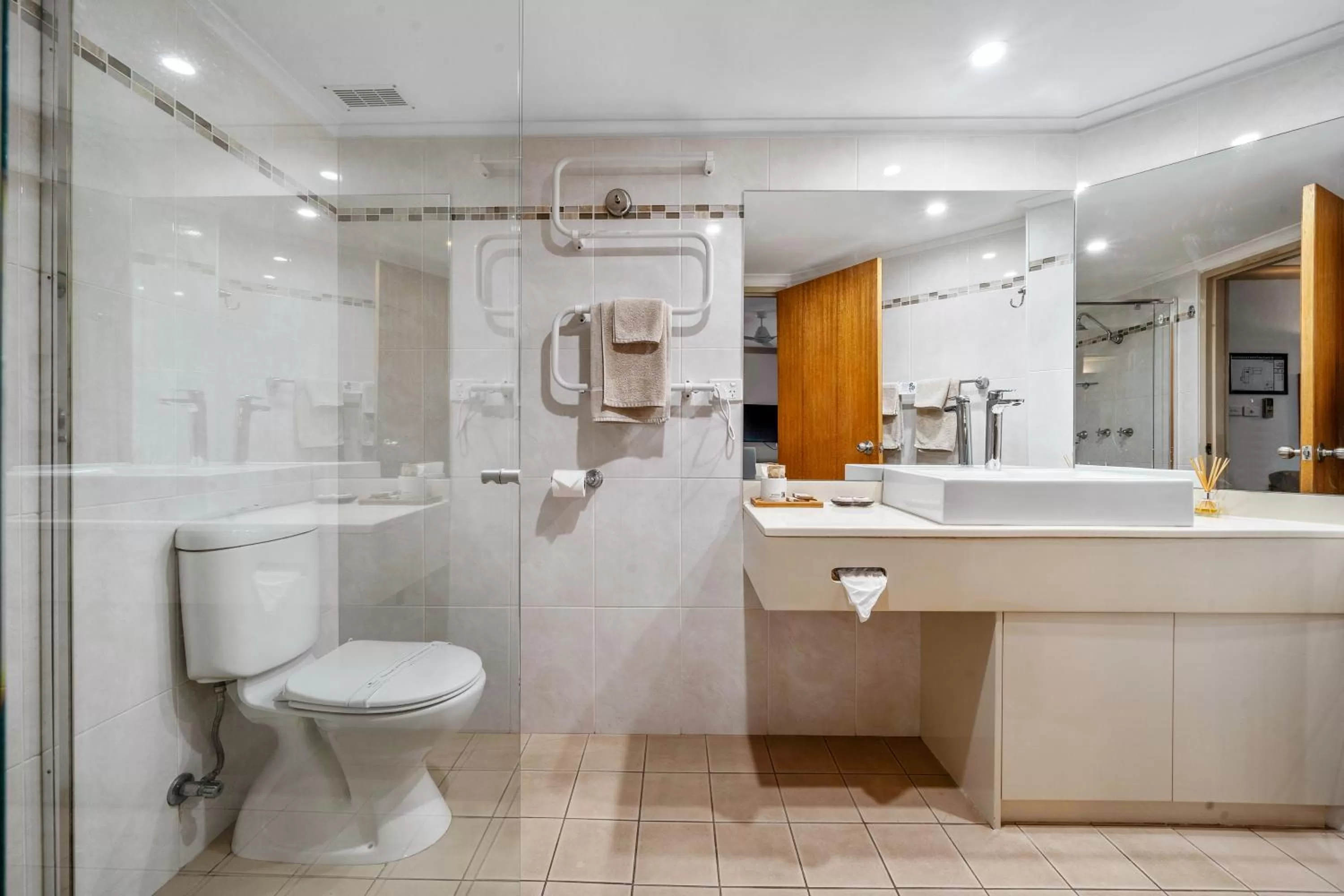 Bathroom in Oasis Inn Ulladulla - Welcoming Guests 18 Years and Older