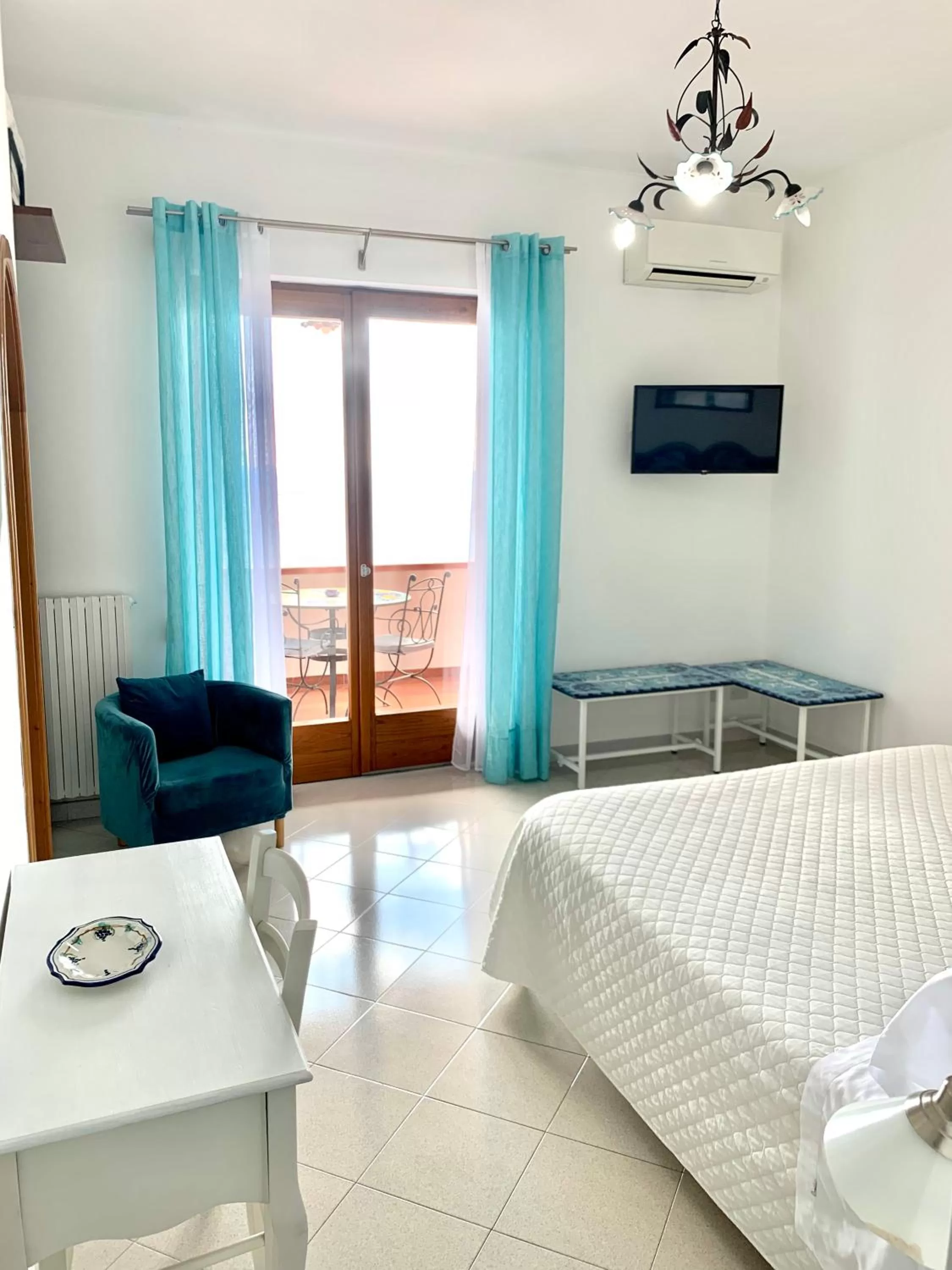 Photo of the whole room, Bed in Il Giardino Dei Limoni