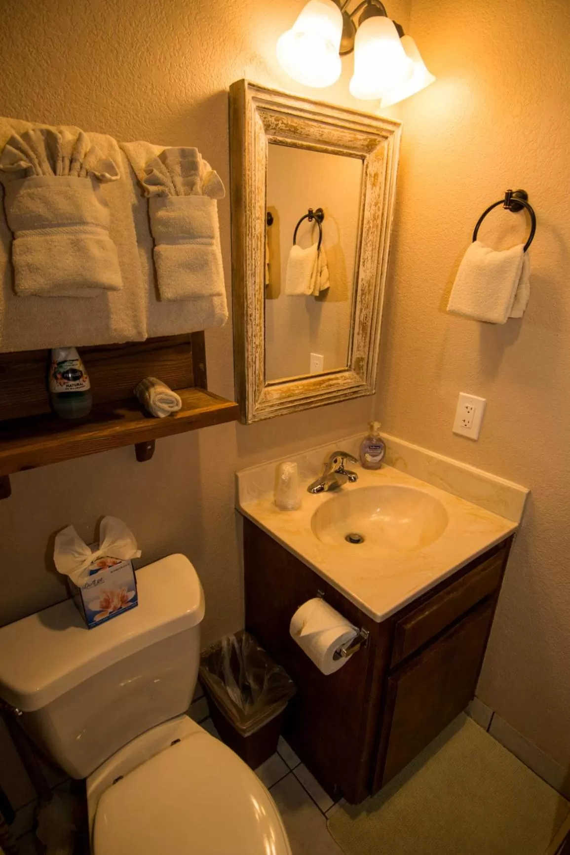 Bathroom in Hillcrest Suites & Cabins