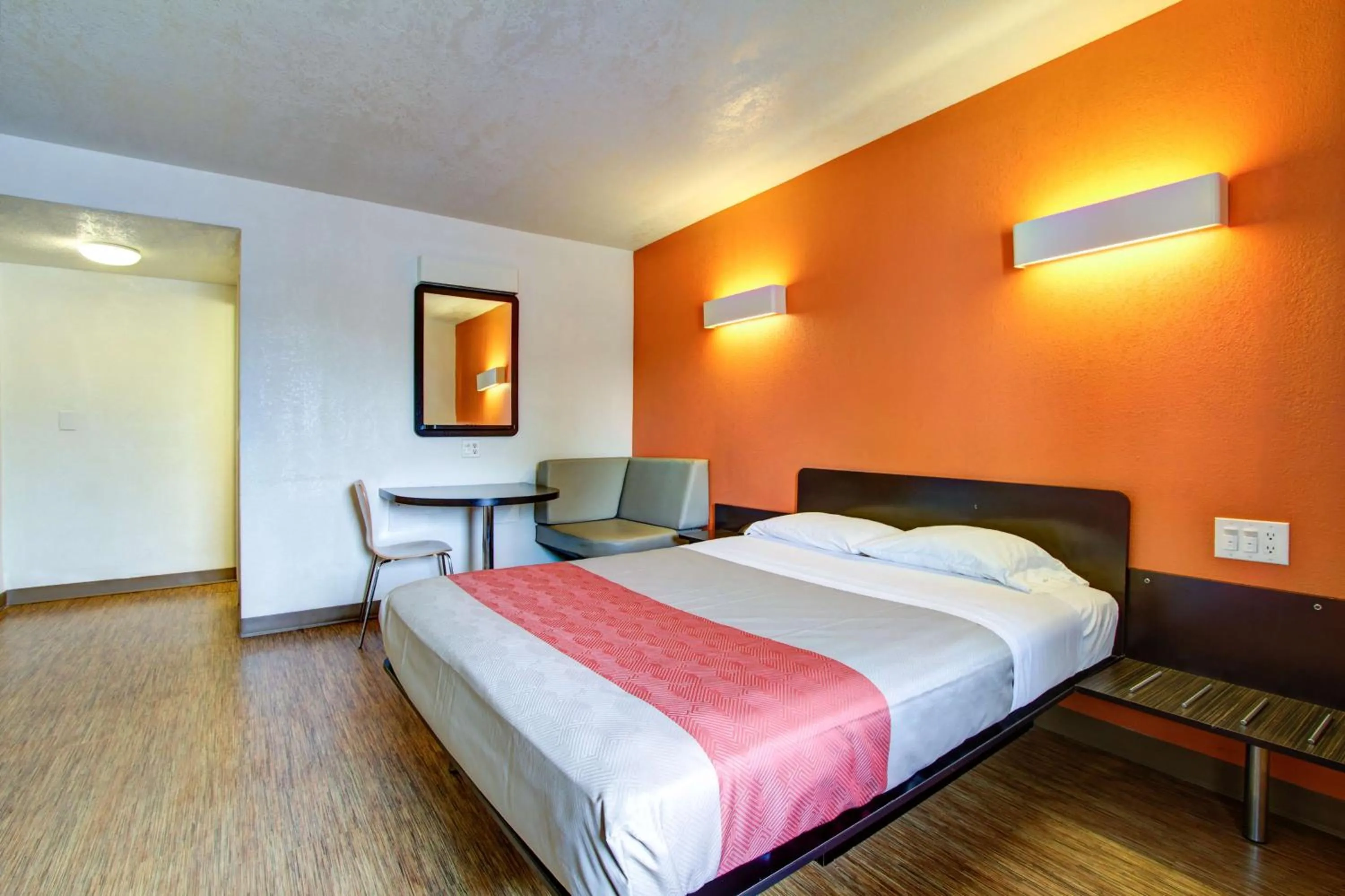 TV and multimedia, Bed in Motel 6-Richfield, OH