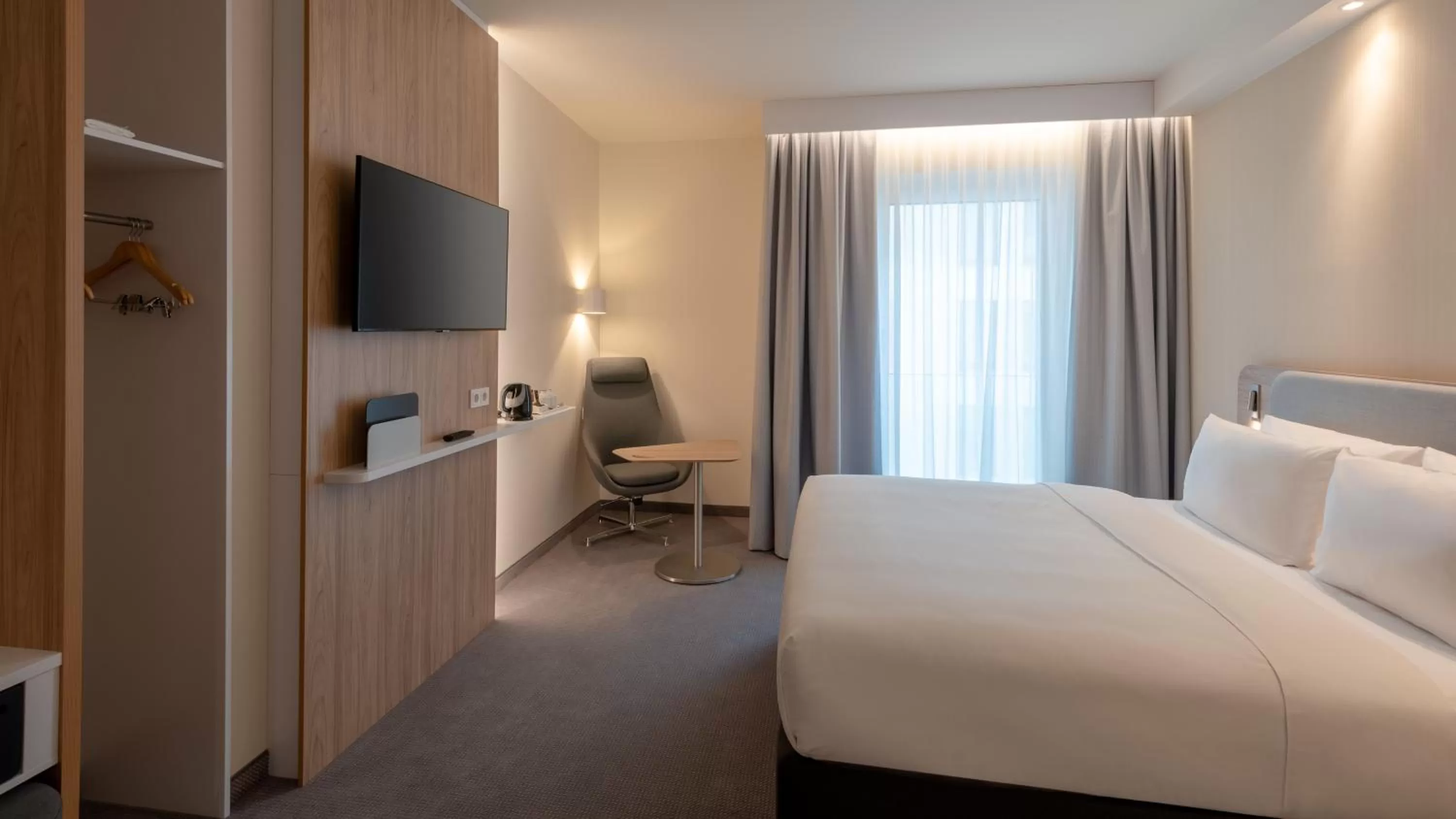 Bed in Holiday Inn Express - MUNICH NORTH by IHG