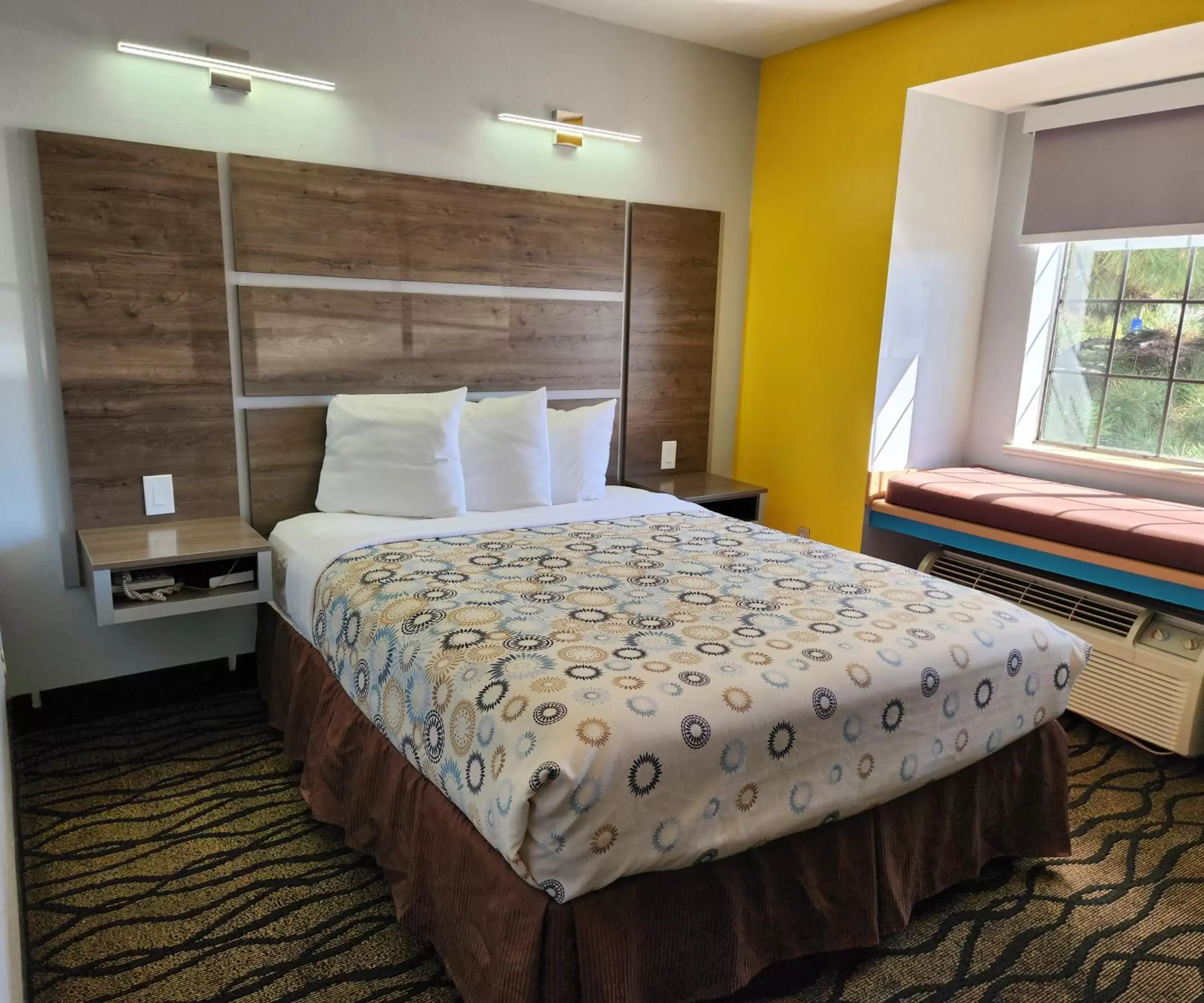 Mountain View with One Queen Bed - Q2 - Second Floor in Desert Inn Tucumcari Mountain View with One Queen Bed - Q2 - Second Floor in Desert Inn Tucumcari
