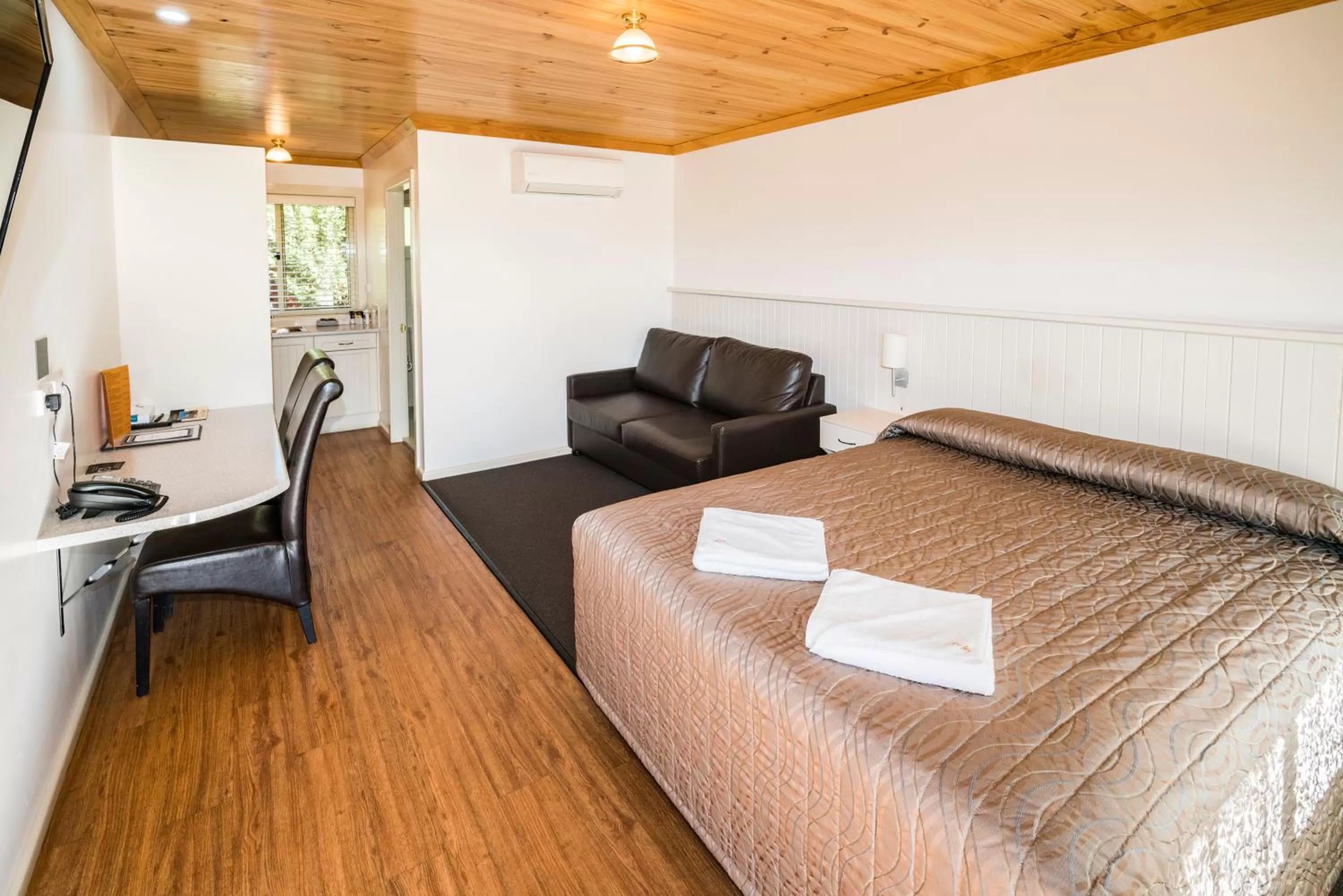 Photo of the whole room, Bed in Black Gold Motel