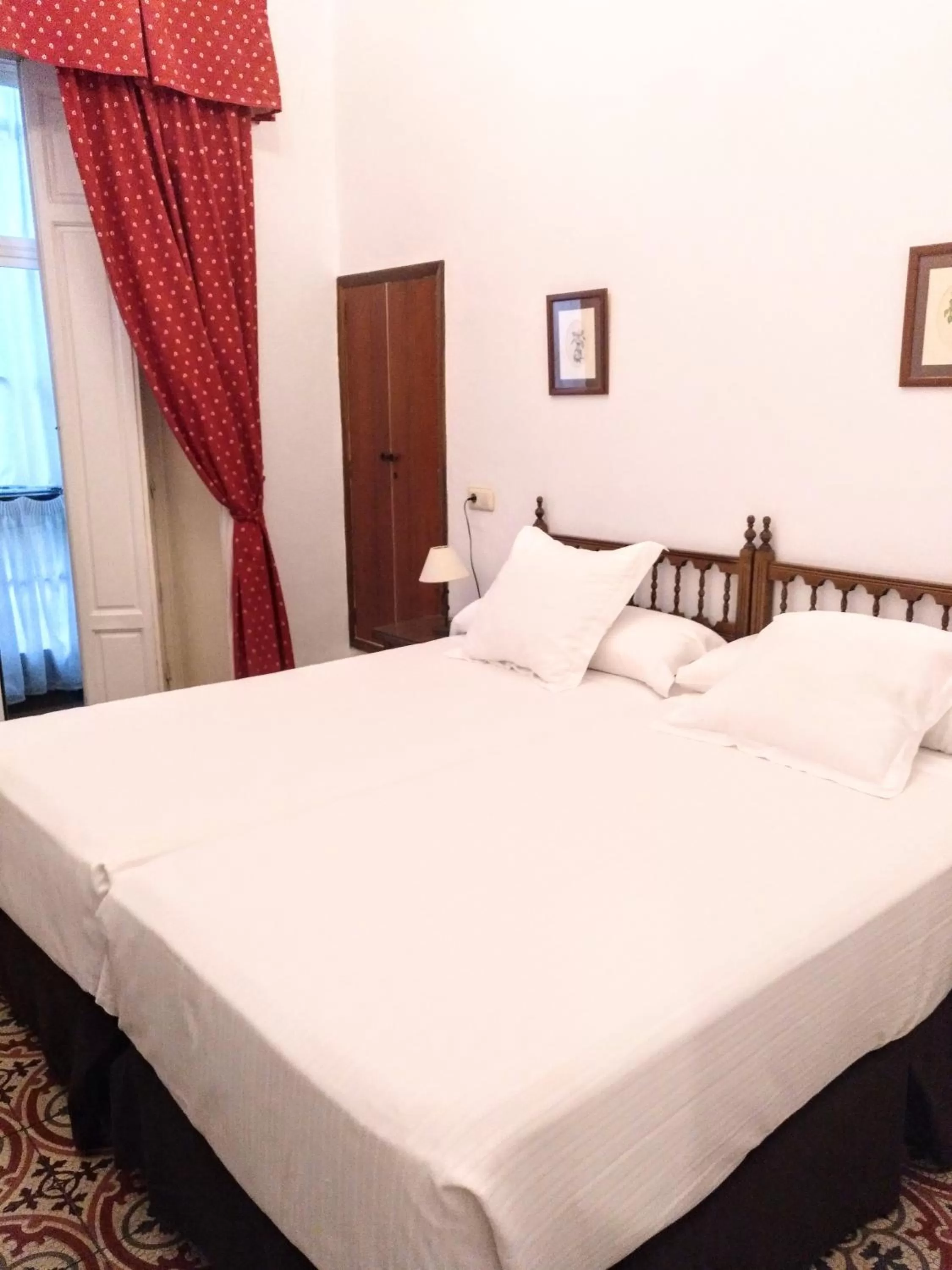 Photo of the whole room, Bed in Hotel Simon