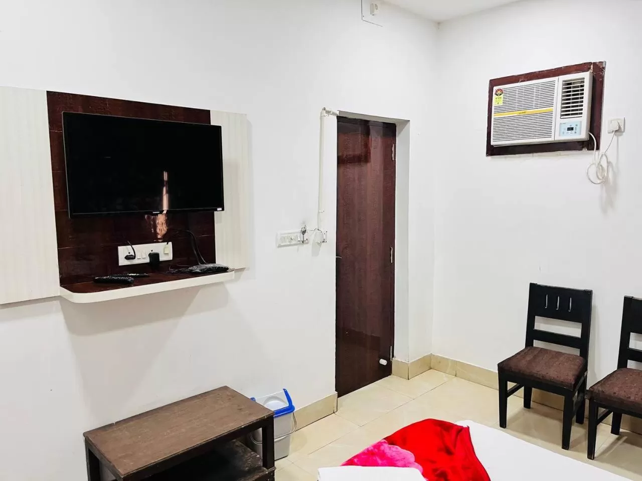 Communal lounge/ TV room, Bed in Hotel Airlines