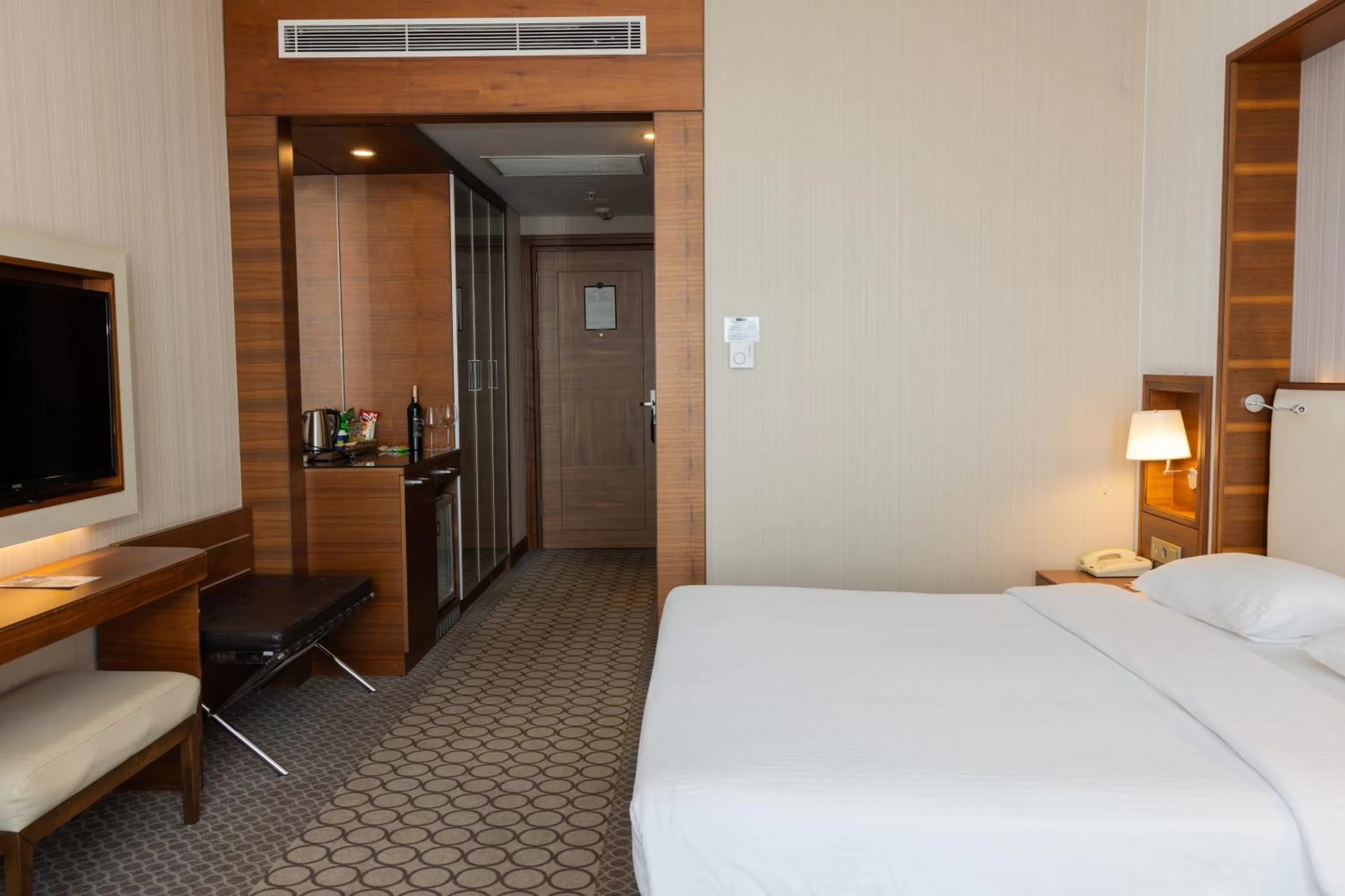 Bathroom, Bed in Anemon Grand Samsun Otel