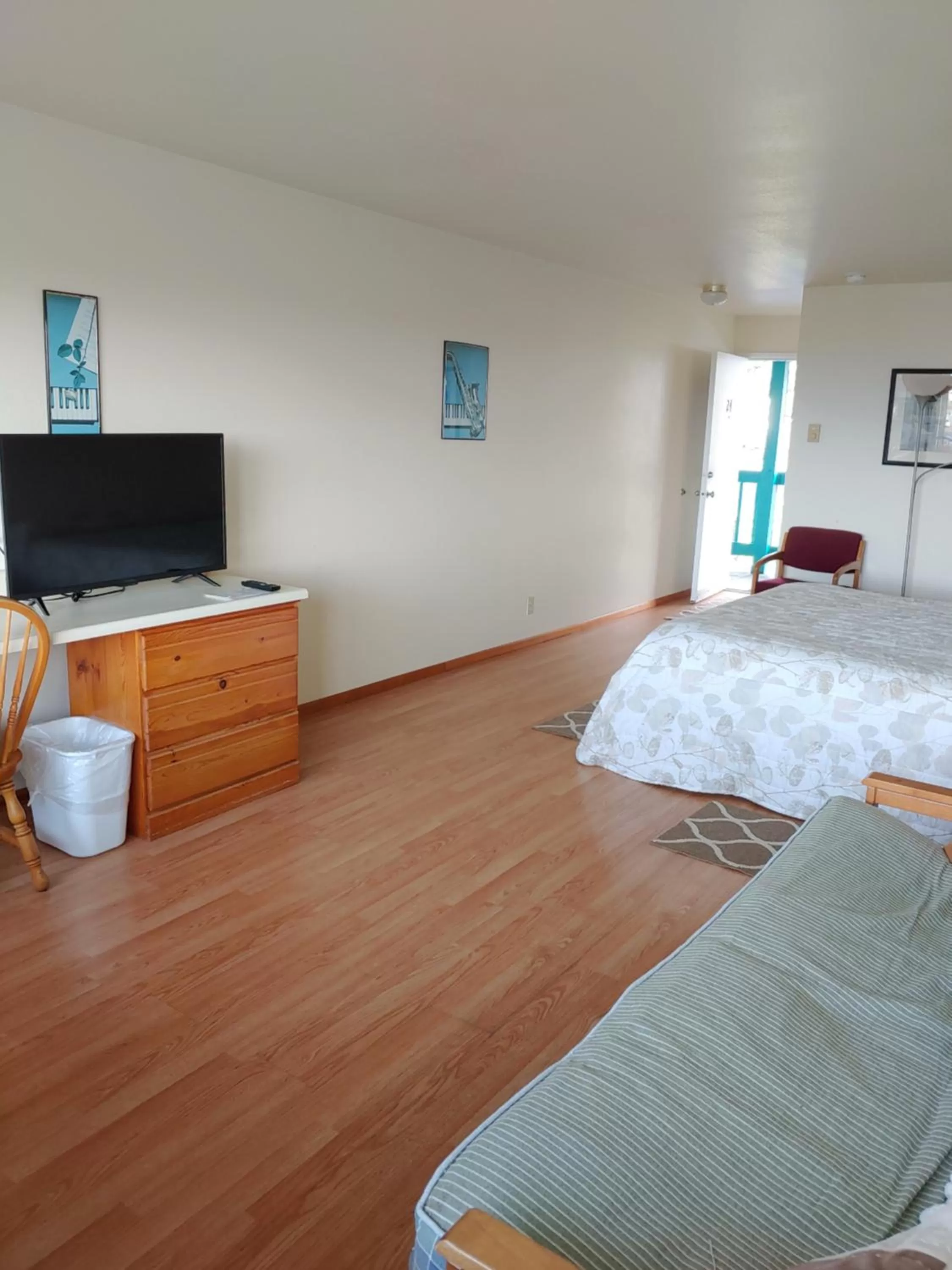 Bed in The Dublin House Motel