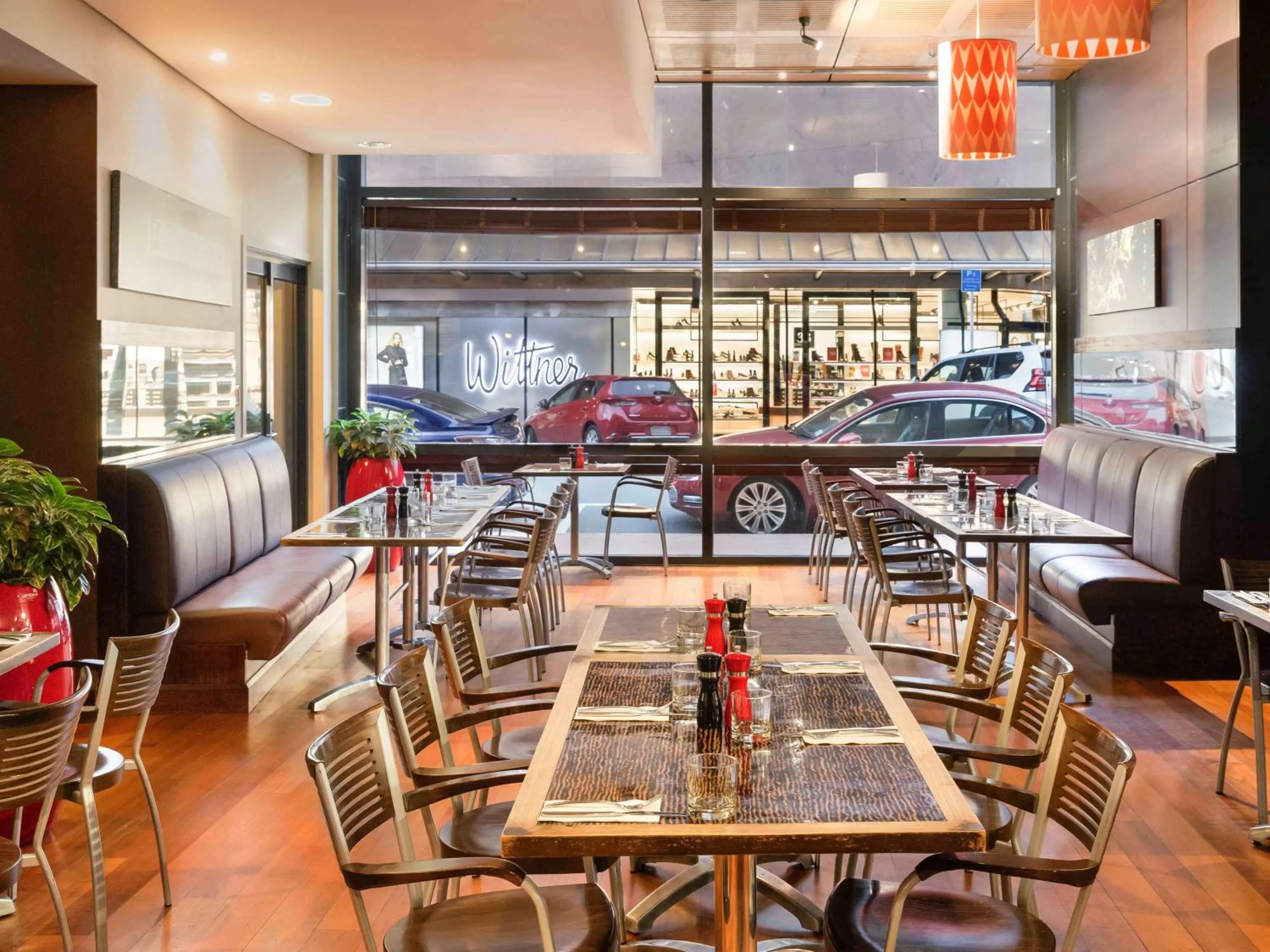 Restaurant/places to eat in ibis Wellington