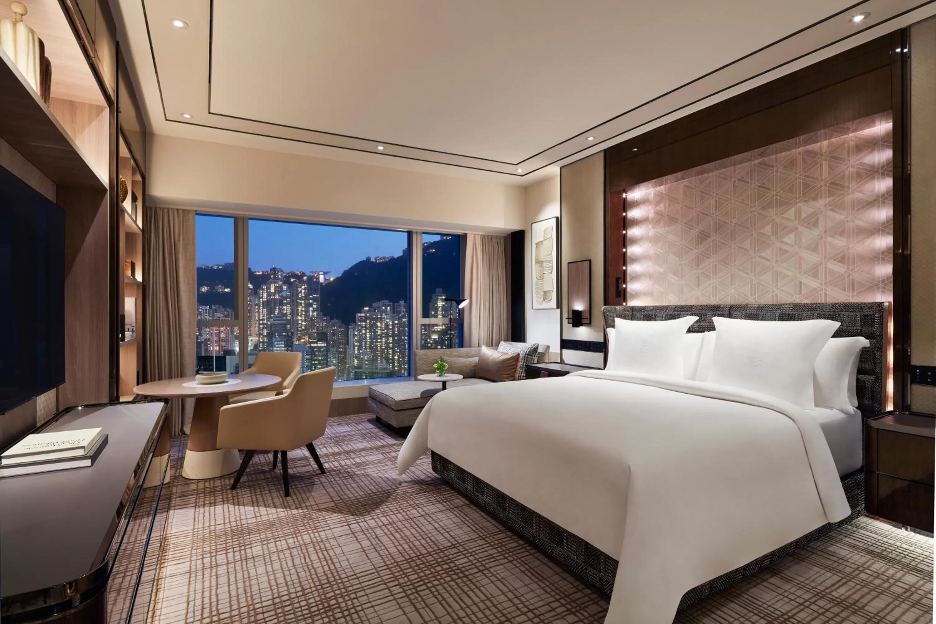 Bedroom, Bed in Four Seasons Hotel Hong Kong