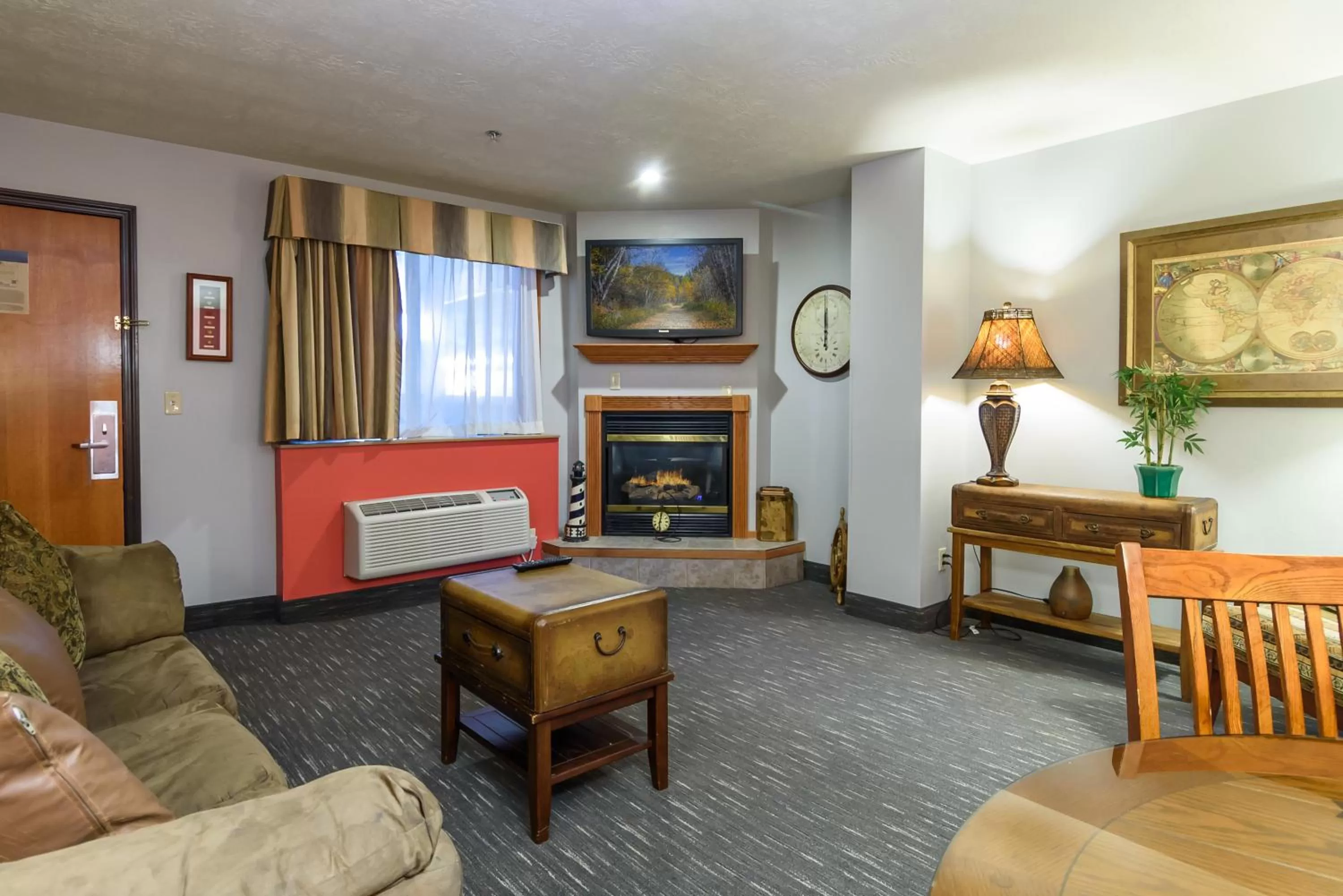 Living room in Ramada by Wyndham Sioux Falls Airport - Waterpark Resort & Event Center