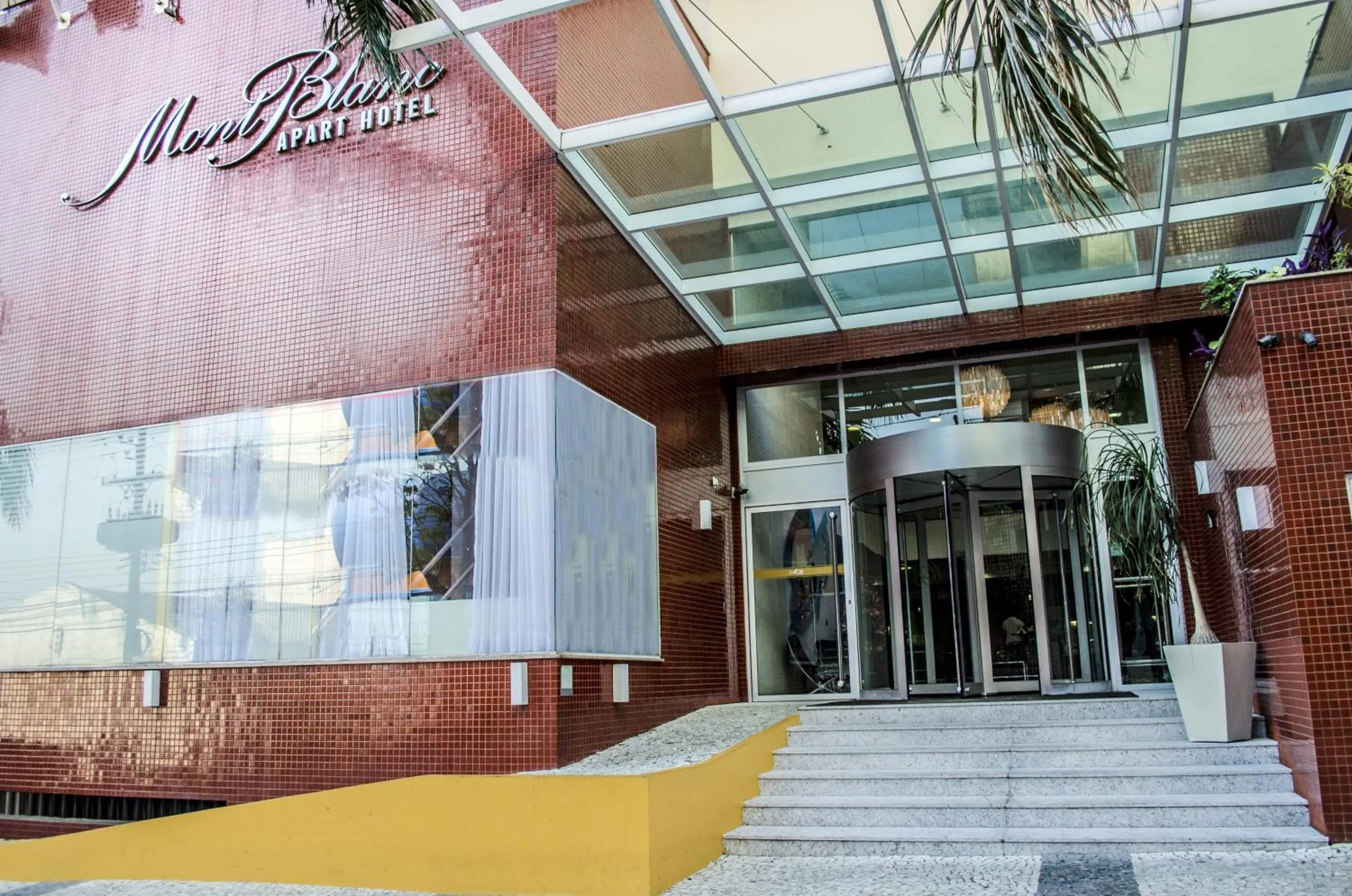 Facade/entrance in Mont Blanc Apart Hotel - Duque de Caxias