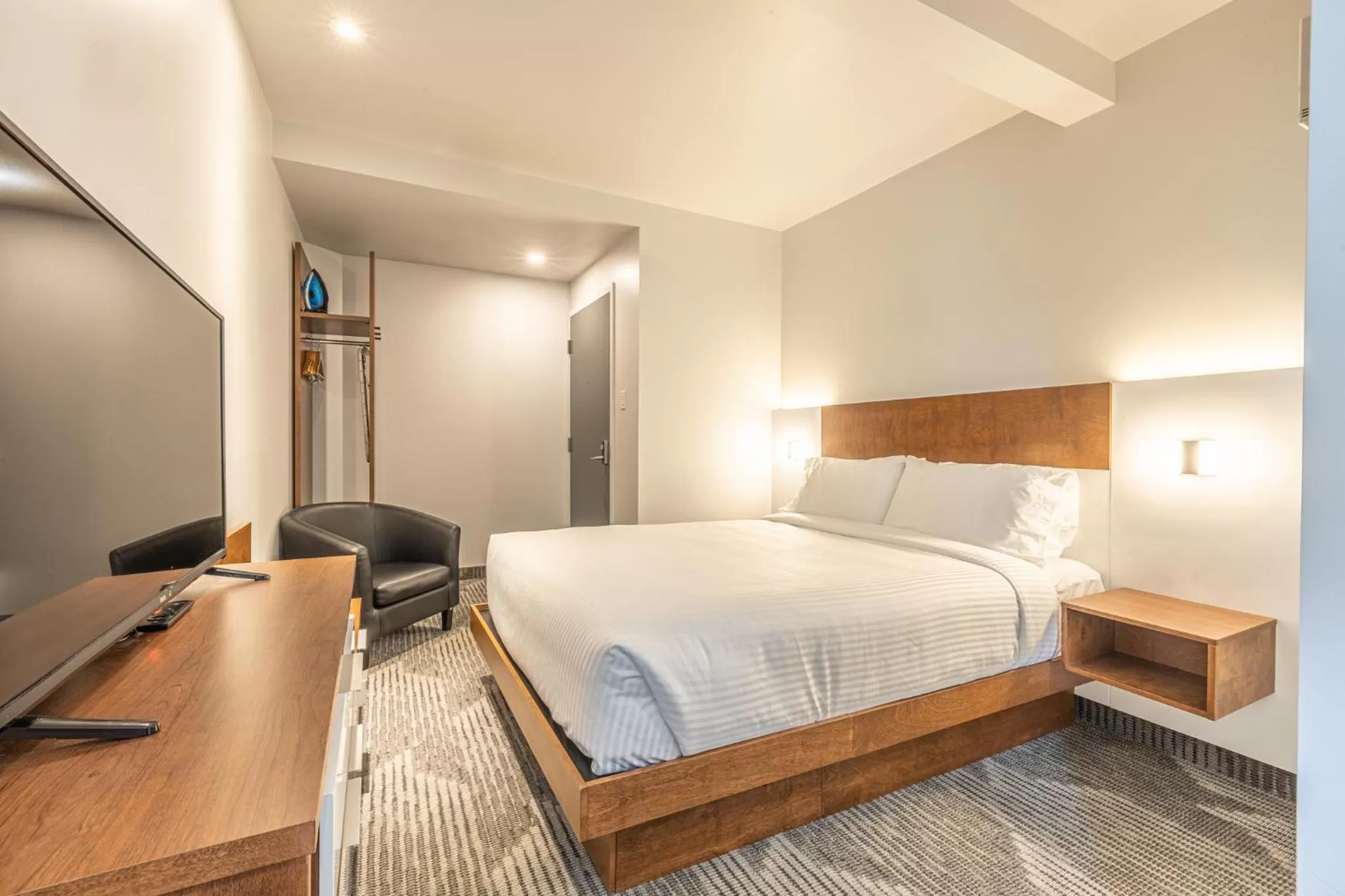 Bedroom, Bed in Hôtel Manoir Vieux-Québec