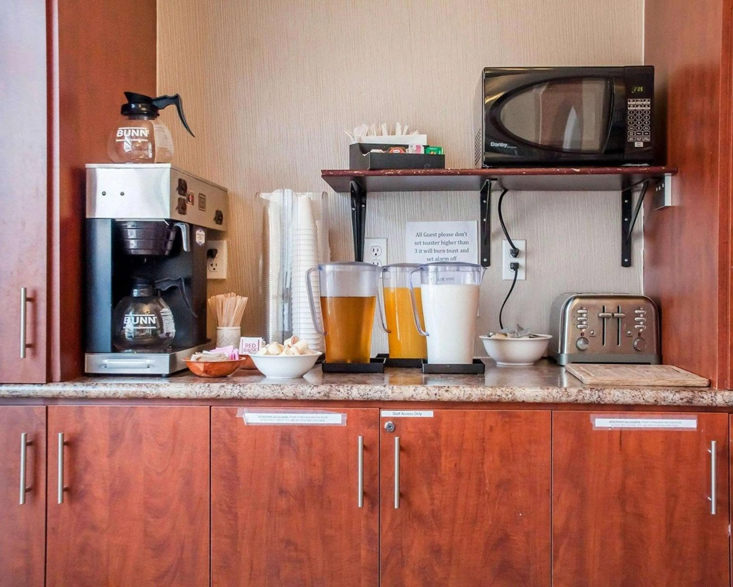 Breakfast, Kitchen/Kitchenette in Econo Lodge Woodstock