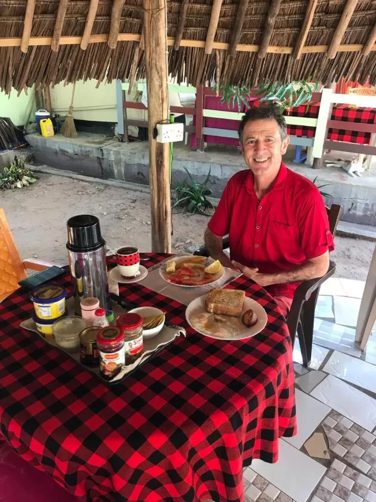 Restaurant/places to eat in L&J Modern Backpackers Kinondoni