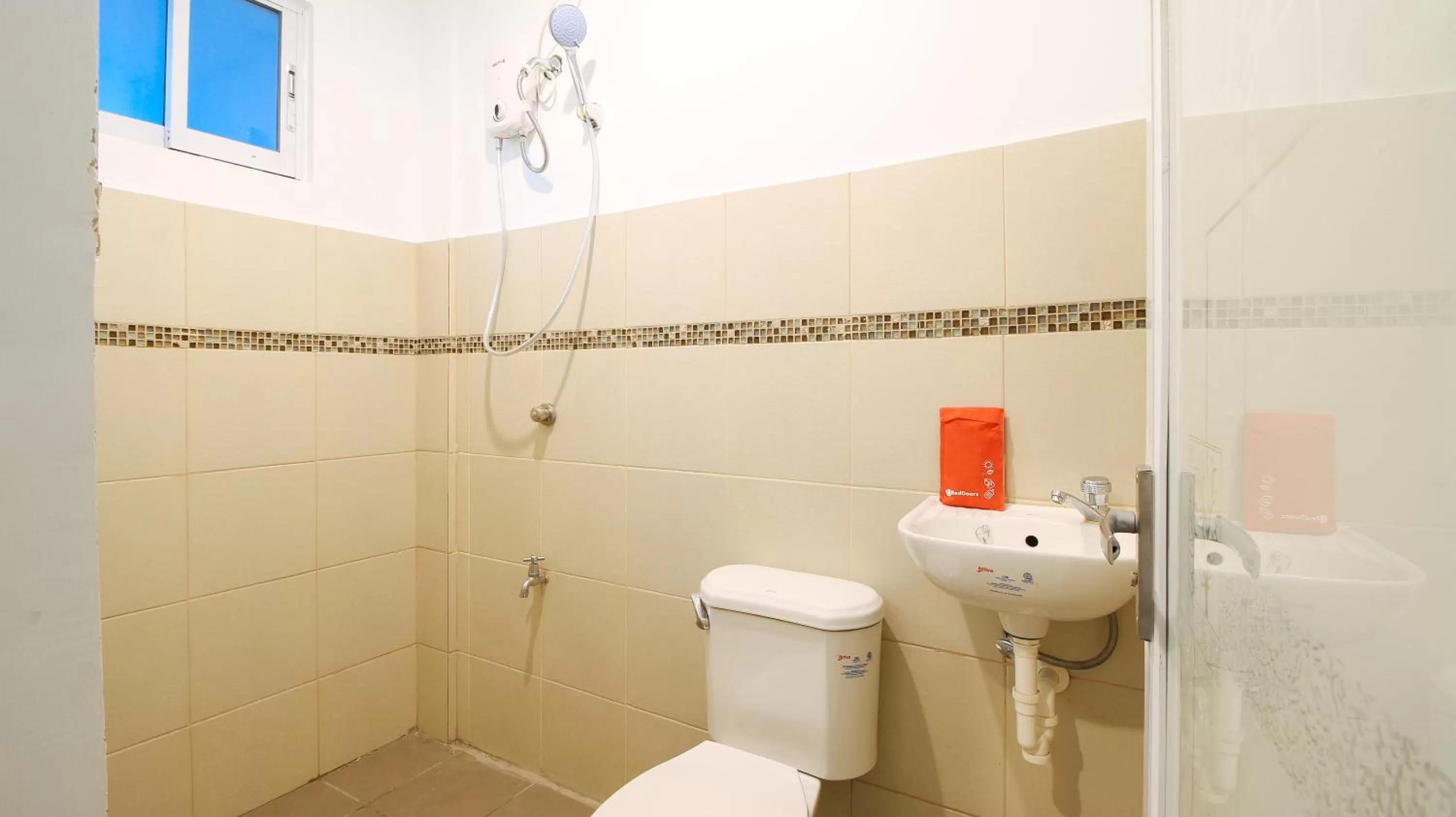 Bathroom in RedDoorz near Zobel Roxas St