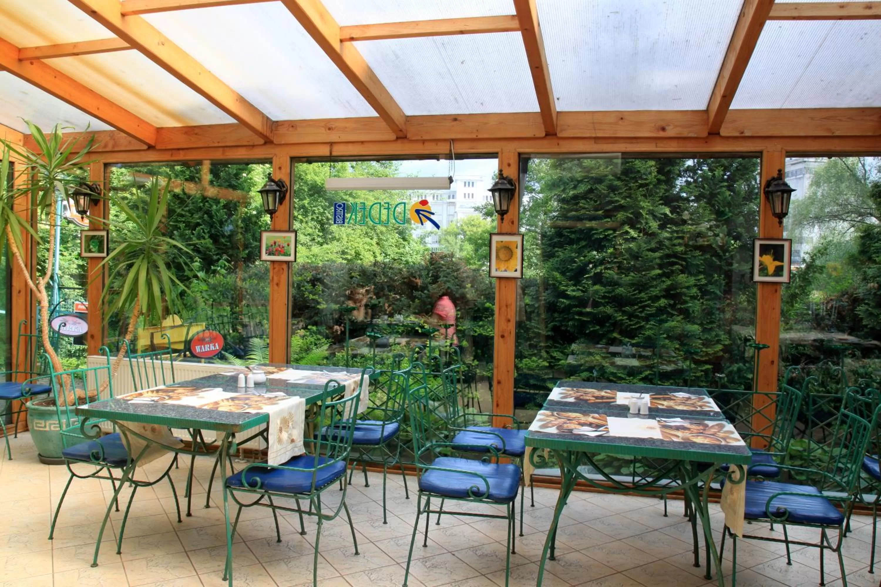 Restaurant/places to eat in Dedek Park - historyczny dworek w pięknym Parku Skaryszewskim obok Stadionu Narodowego