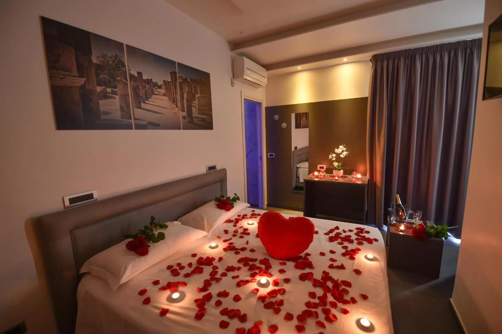 Bed in Pompei Inn Ruins B&B Luxury Suite