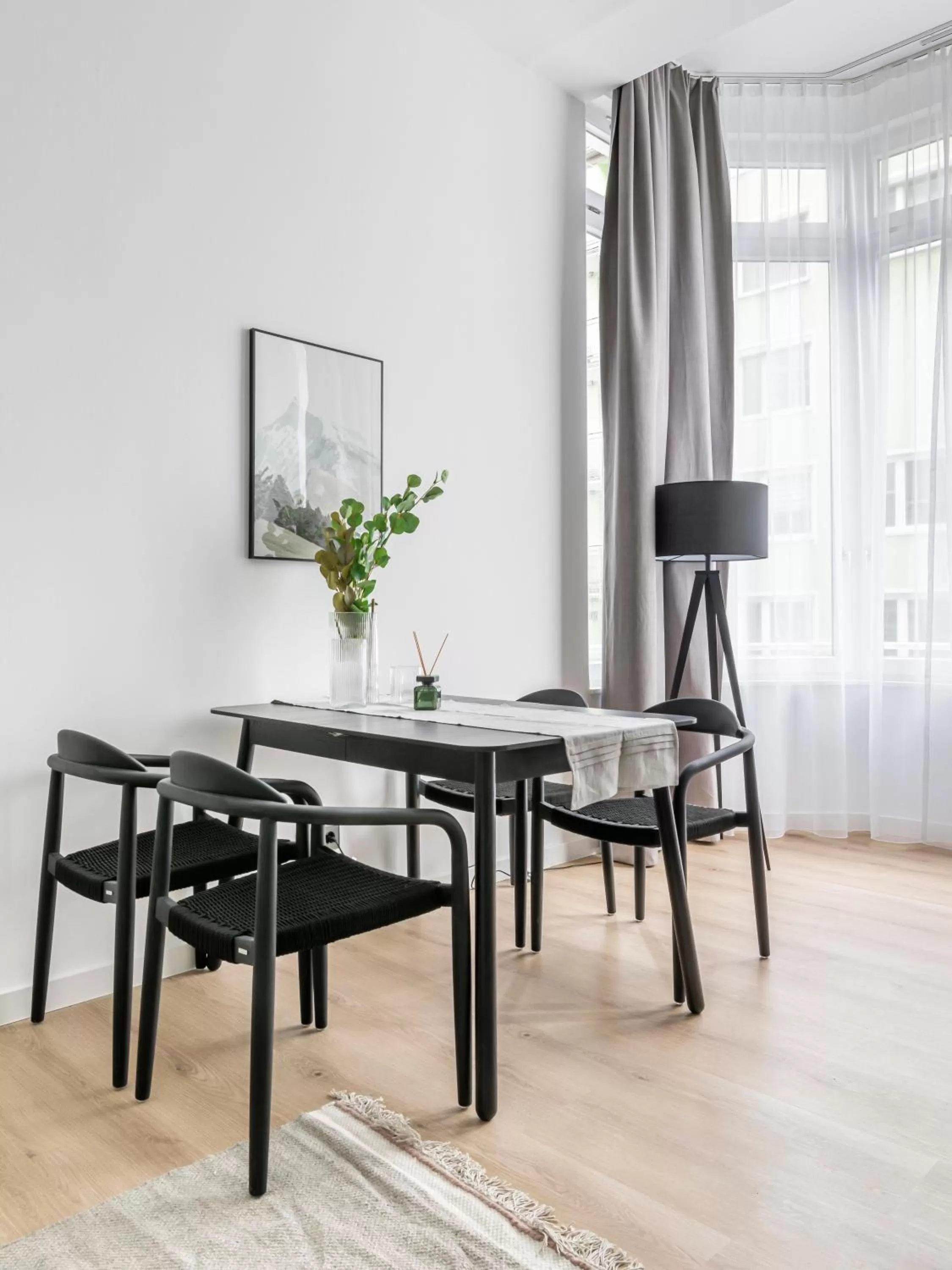 Dining area in Limehome Rosenheim Gillitzerstraße