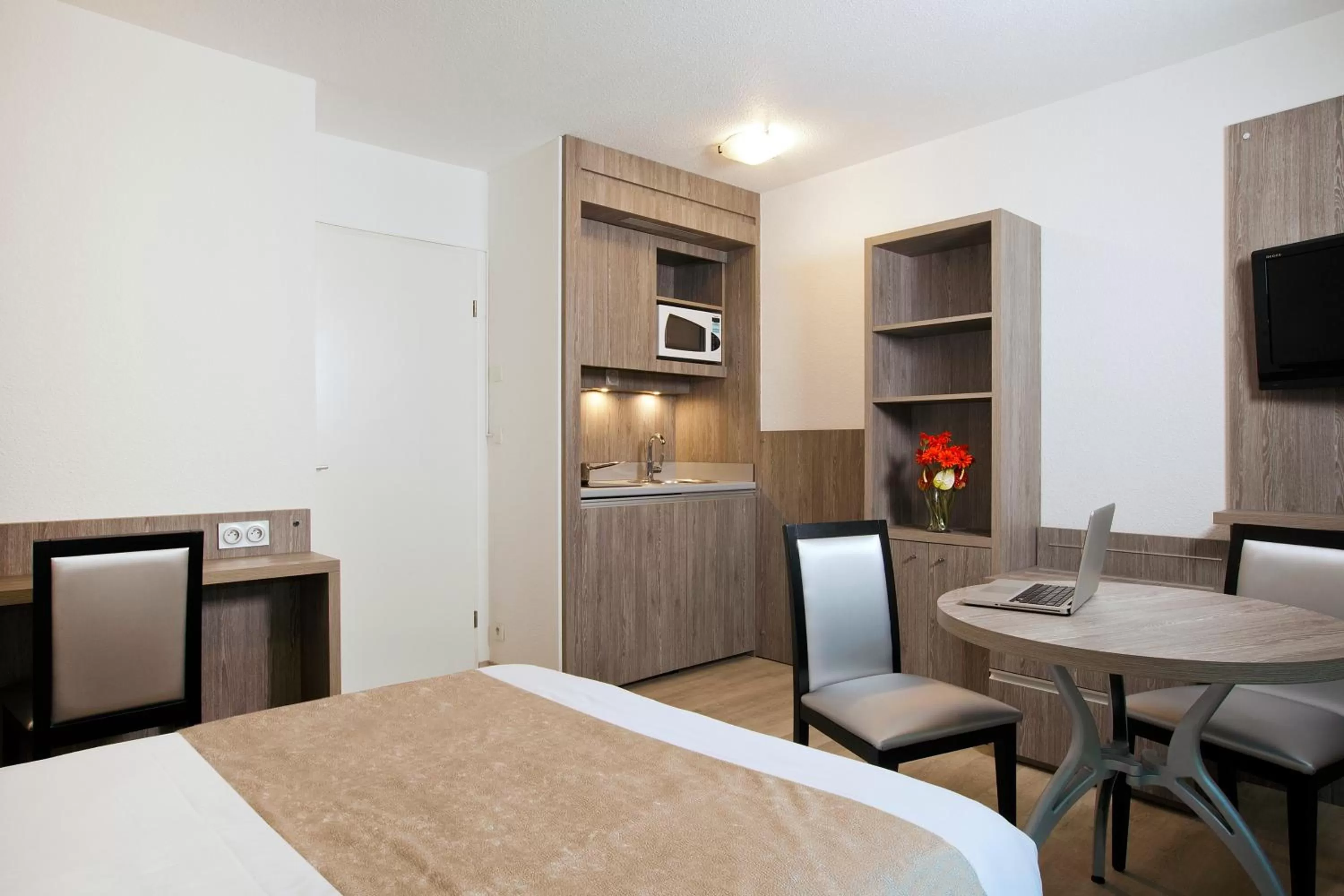 Dining area, Bed in Séjours & Affaires Reims Clairmarais