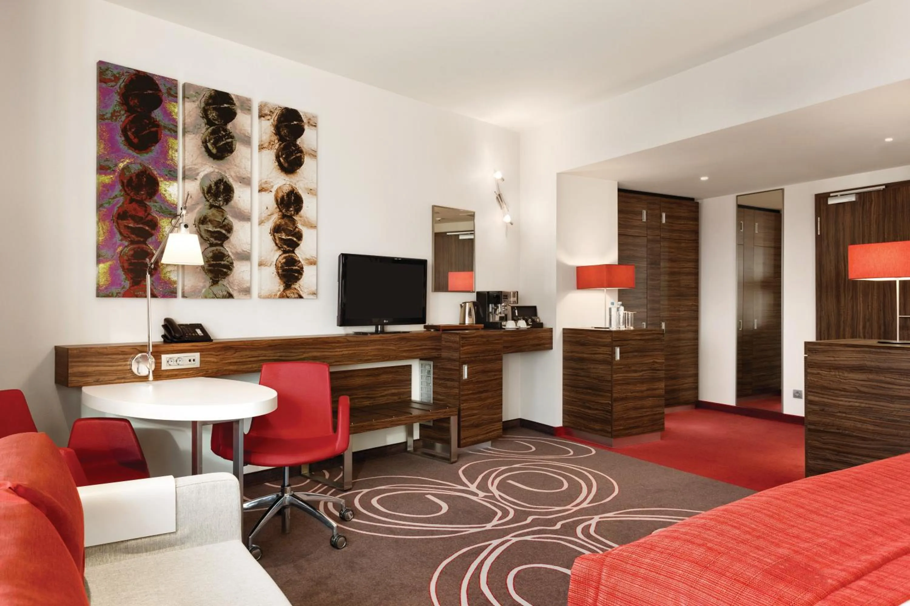 TV and multimedia in Hotel Ramada Pitesti
