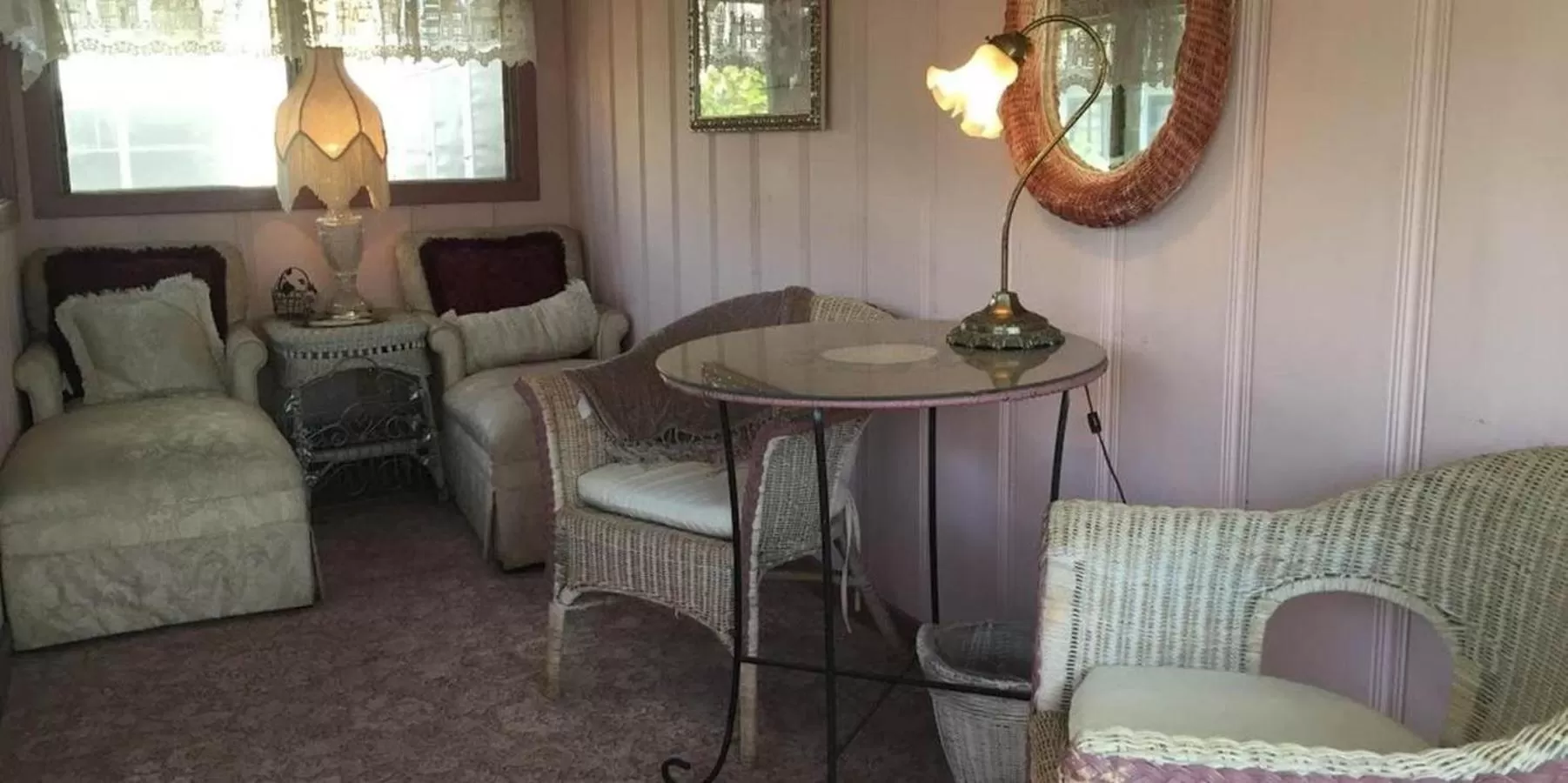 Seating Area in Bradford Place Inn (California)