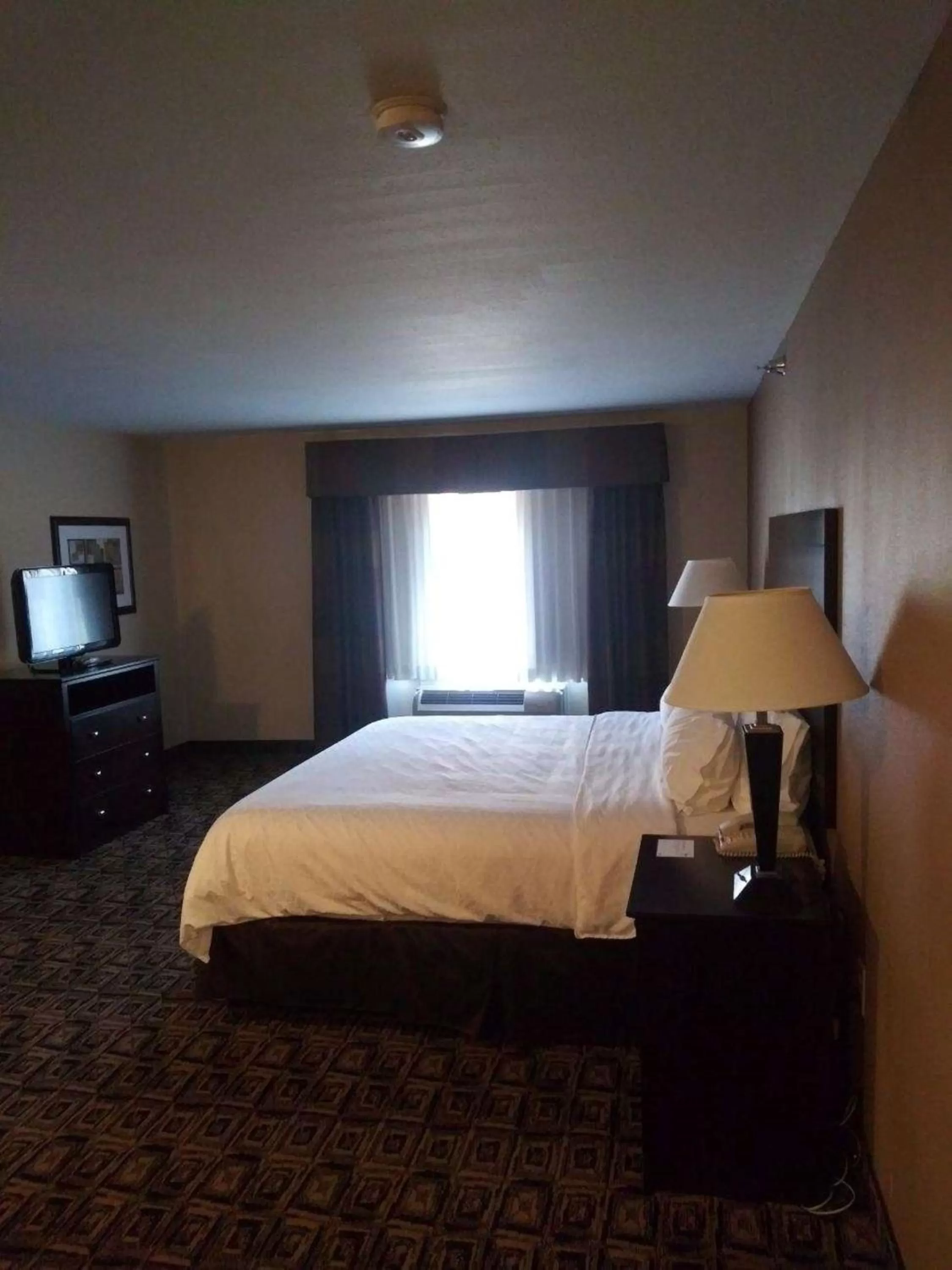 Photo of the whole room, Bed in Holiday Inn Express & Suites Zanesville North by IHG
