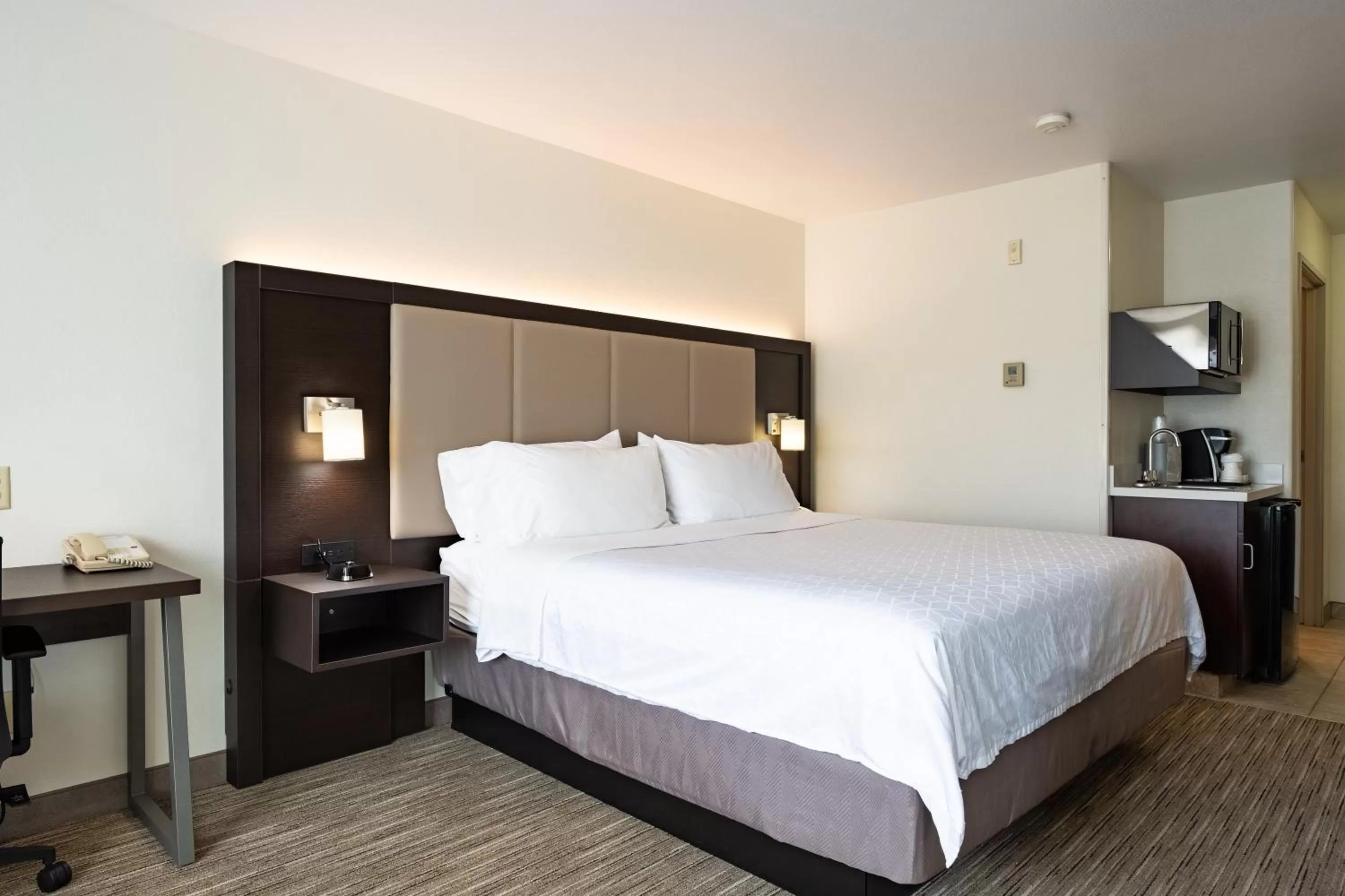 Photo of the whole room, Bed in Holiday Inn Express Hotel & Suites Evanston by IHG