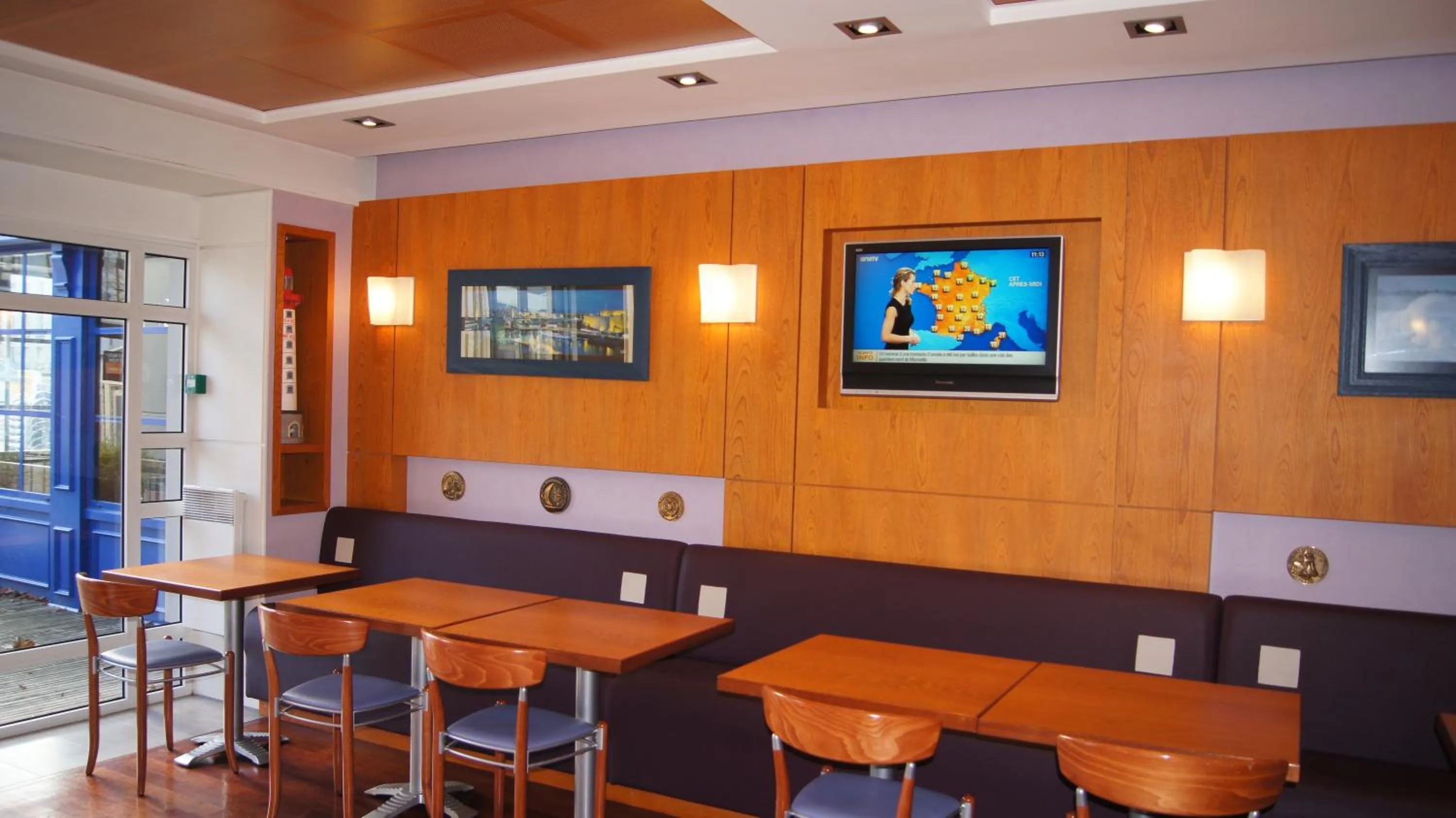 Restaurant/places to eat in Hotel De La Rade