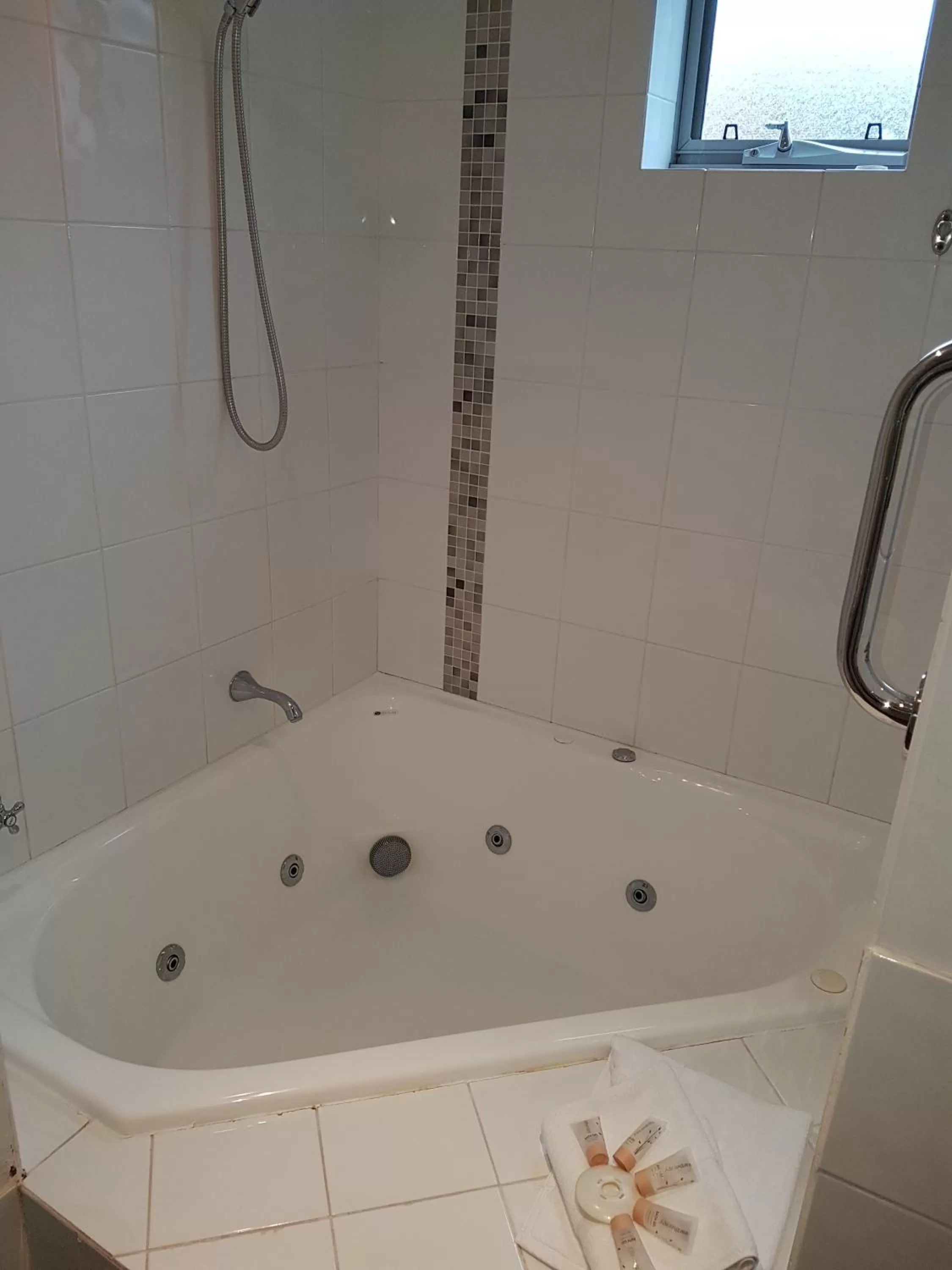 Bath in Adamsons Riverside Accommodation