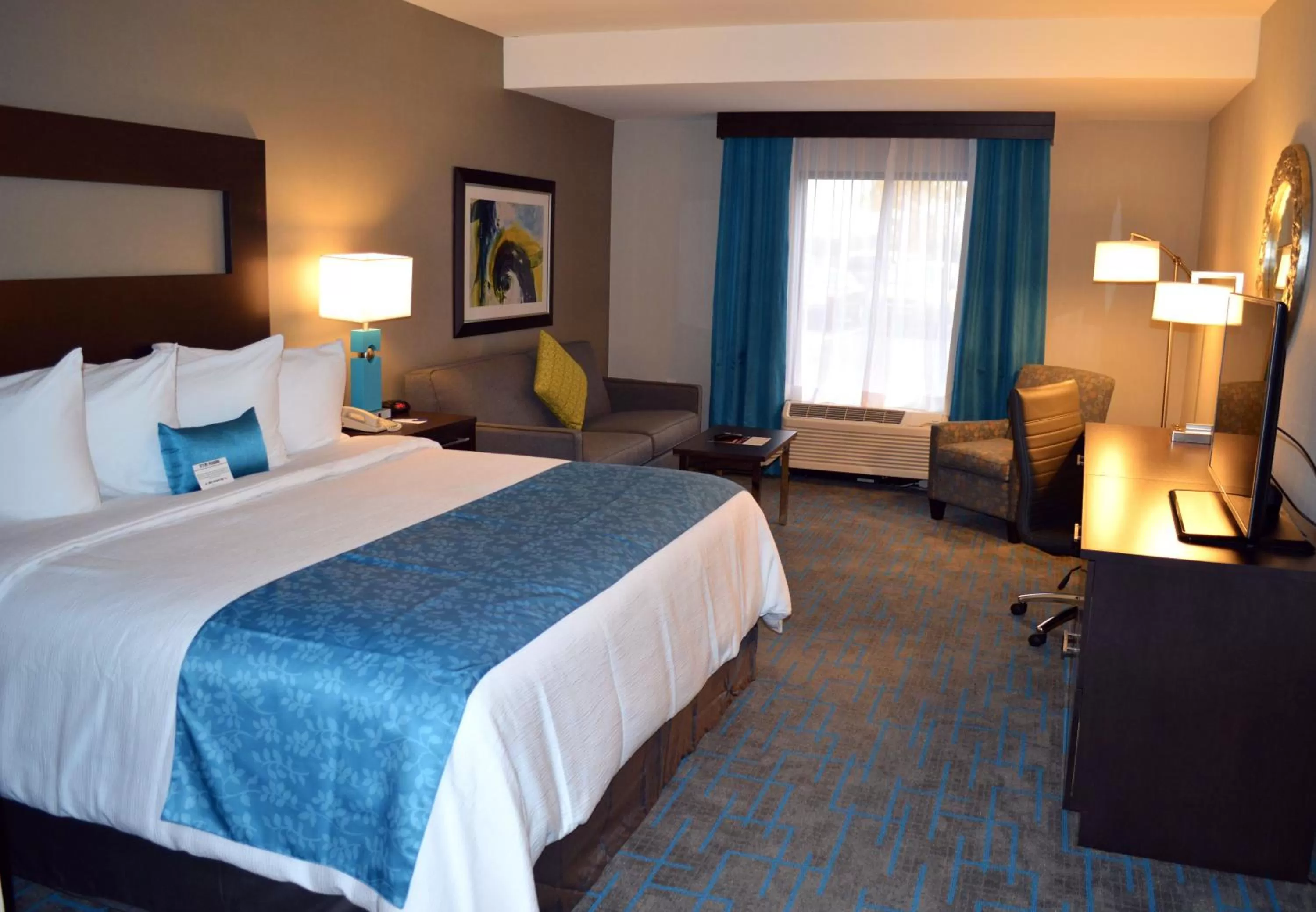 Photo of the whole room, Bed in Holiday Inn & Suites Syracuse Airport - Liverpool by IHG