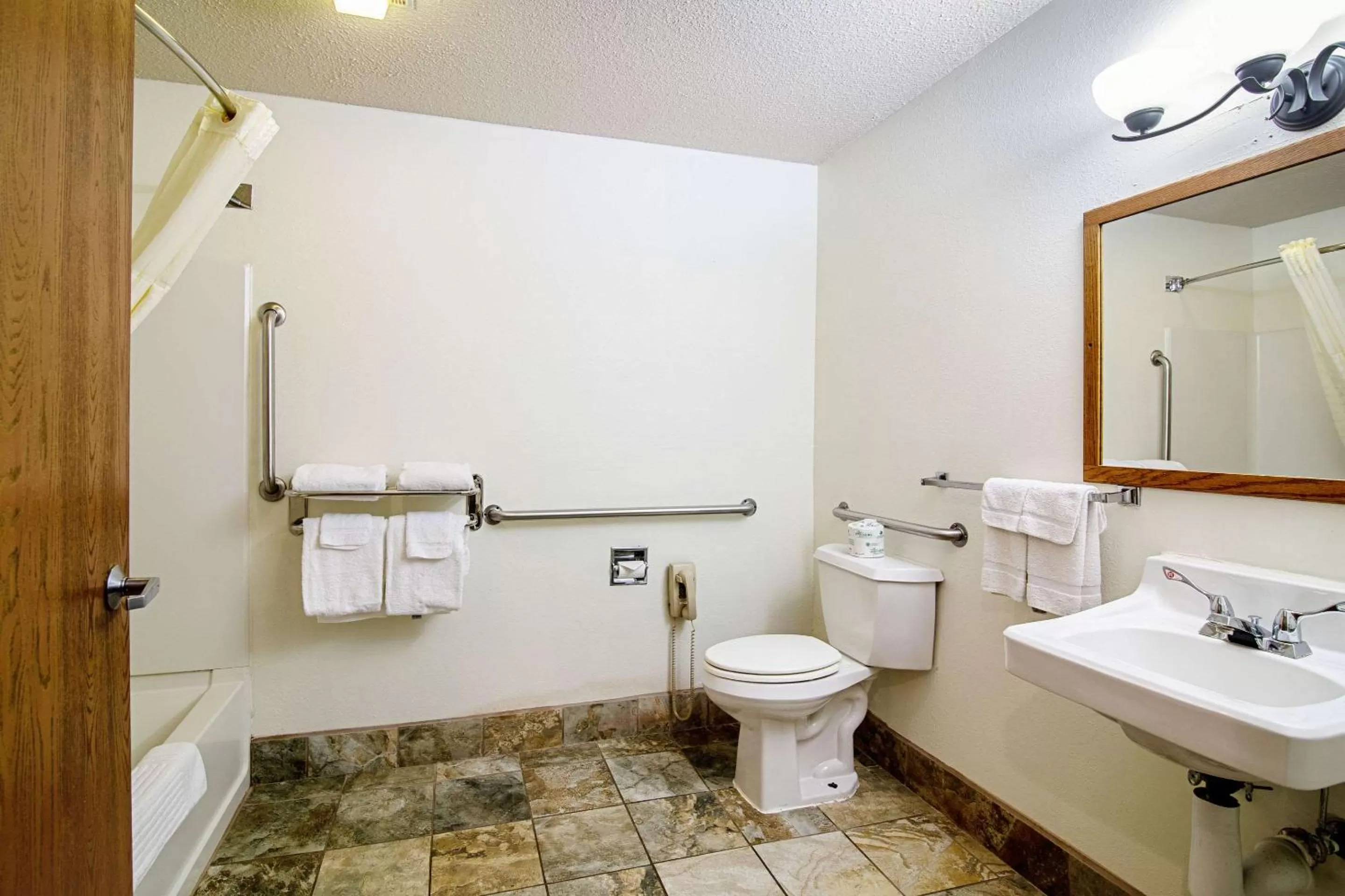 Bathroom in Quality Inn Aberdeen