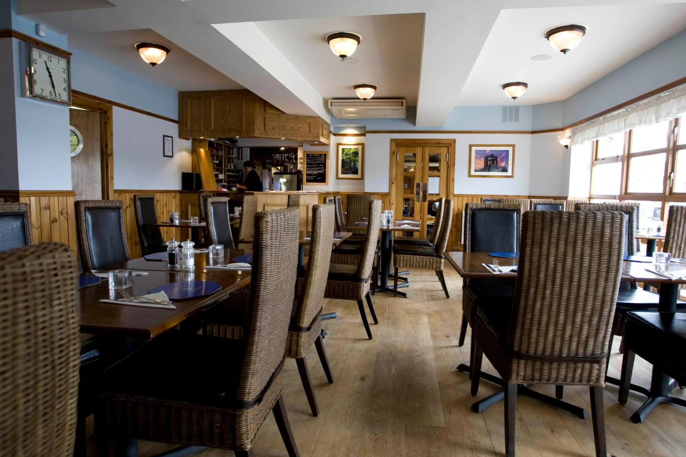 Restaurant/places to eat in The Ship Inn