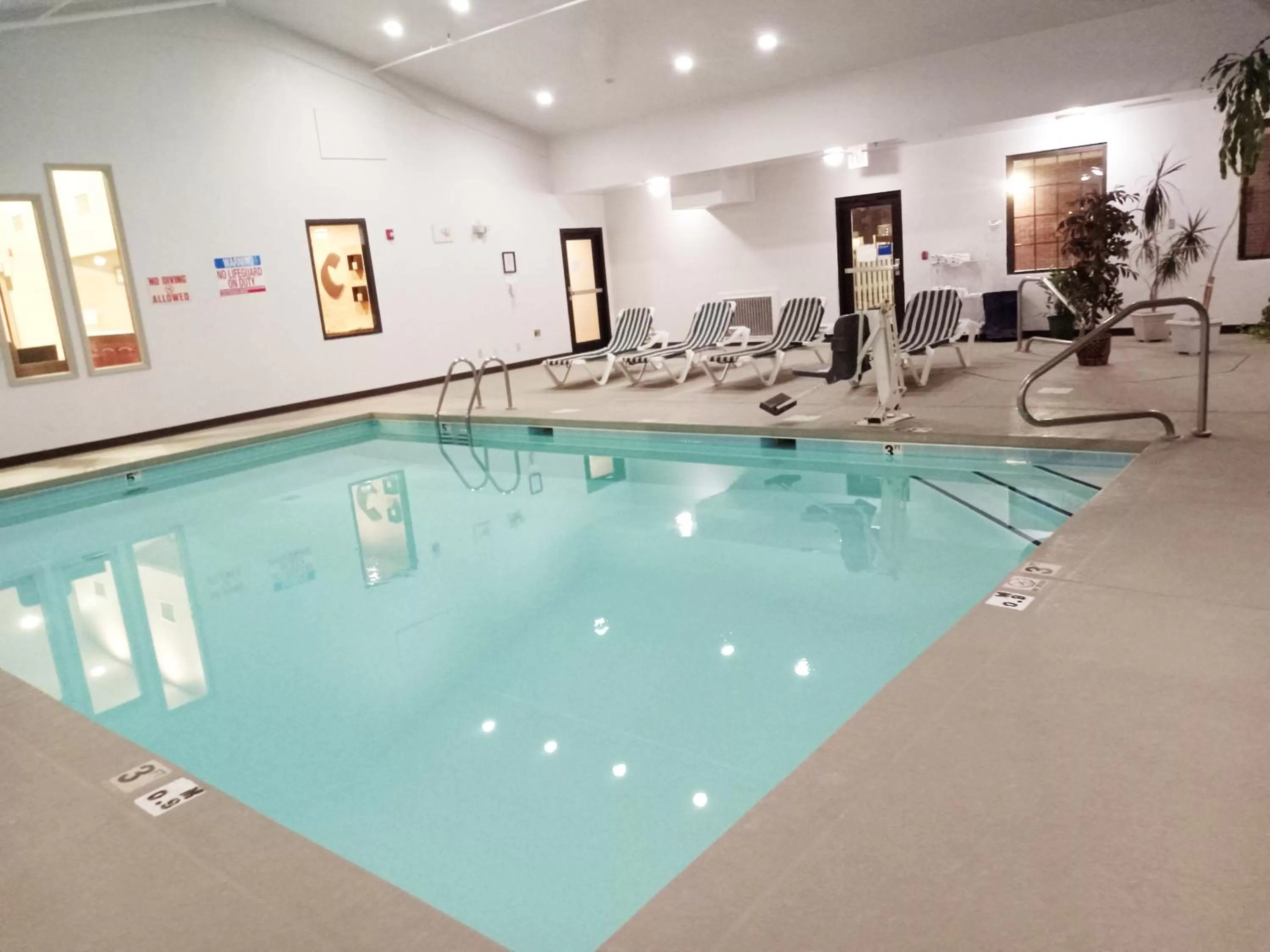 Swimming pool in Comfort Inn near Downtown & Blue Ridge PKWY