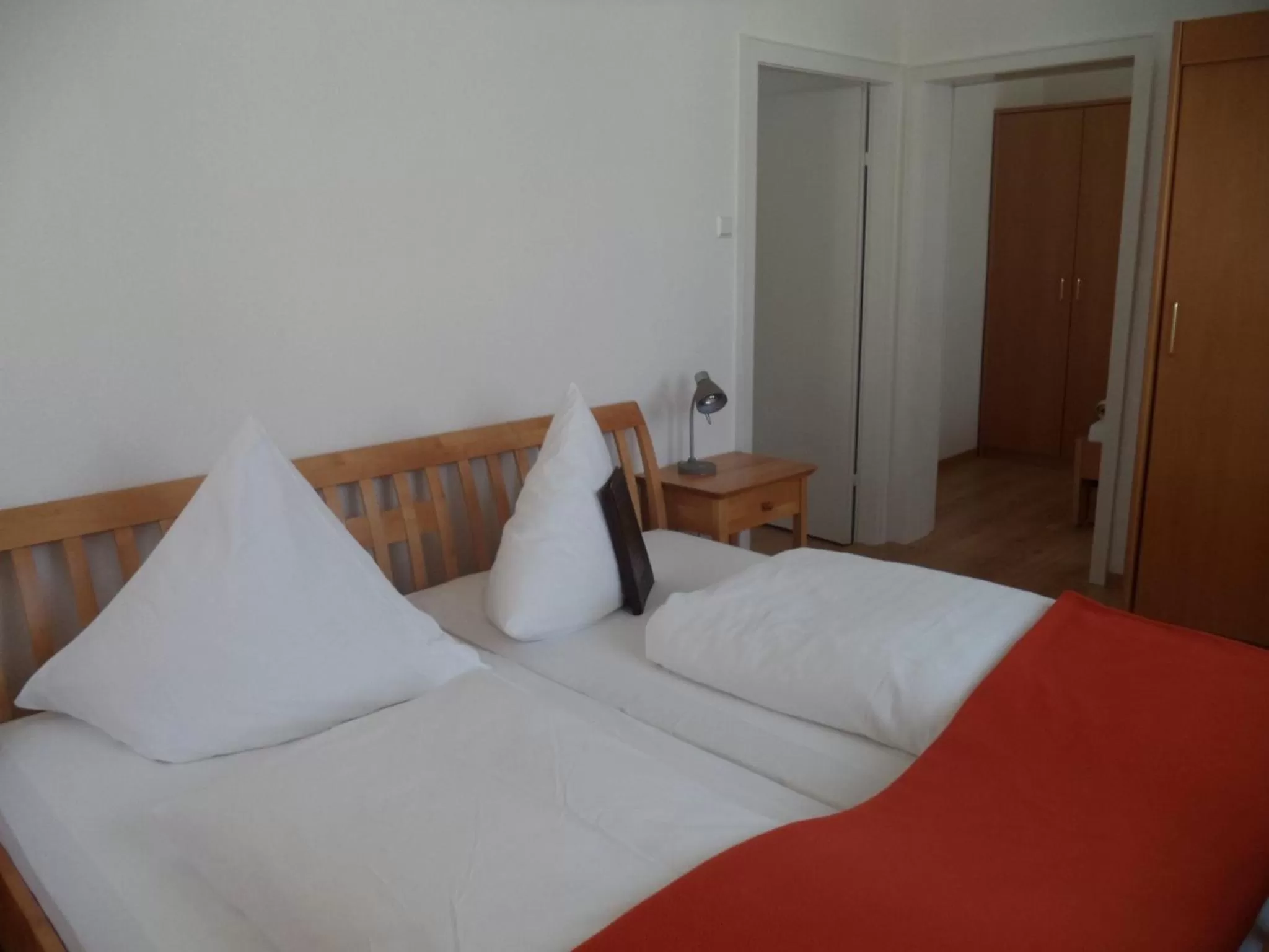 Photo of the whole room, Bed in Hotel Rose Heidelberg inklusive Frühstück, Saunanutzung und Parkplätze nach Verfügbarkeit