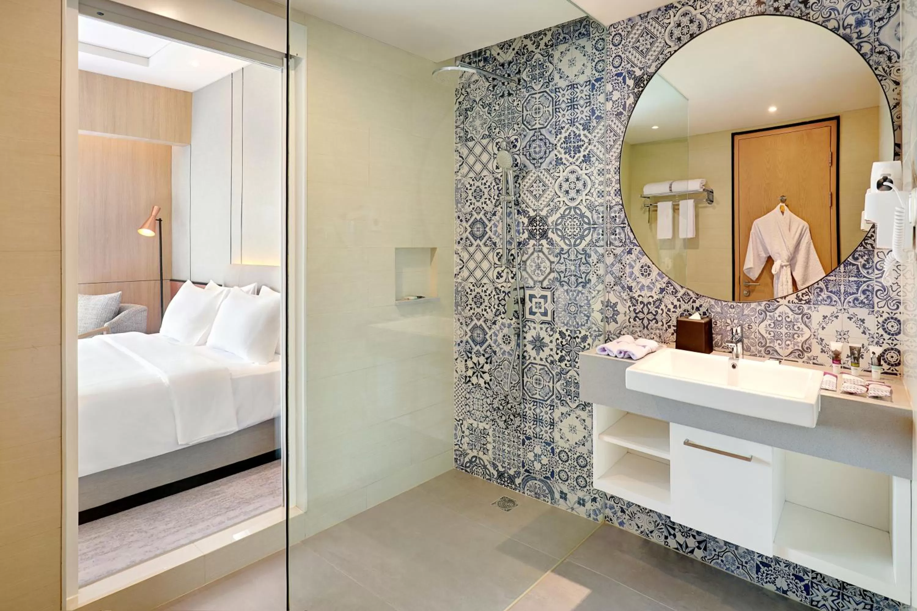 Bathroom, Bed in Mercure Samarinda