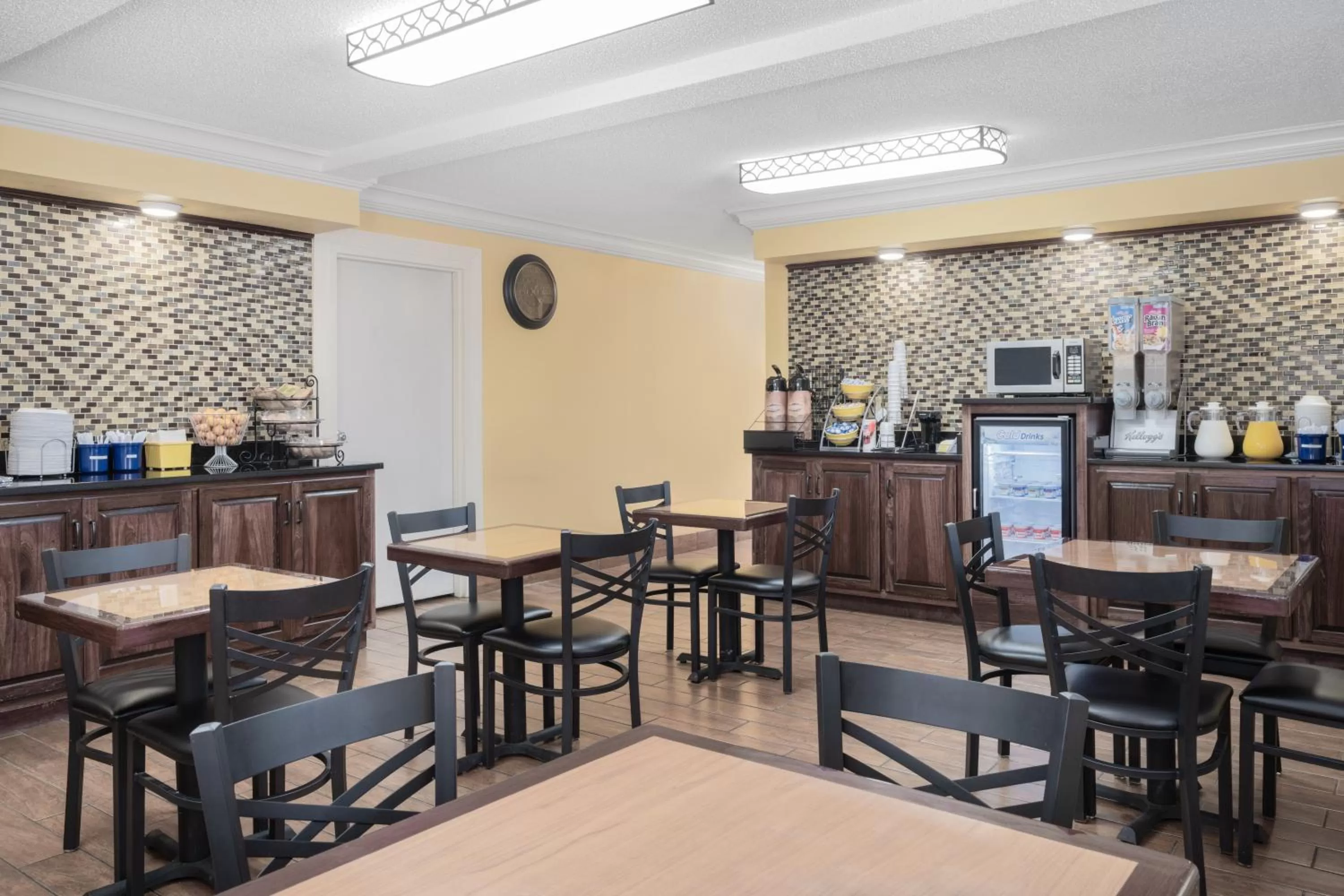 Coffee/tea facilities in Days Inn by Wyndham Macon I-475
