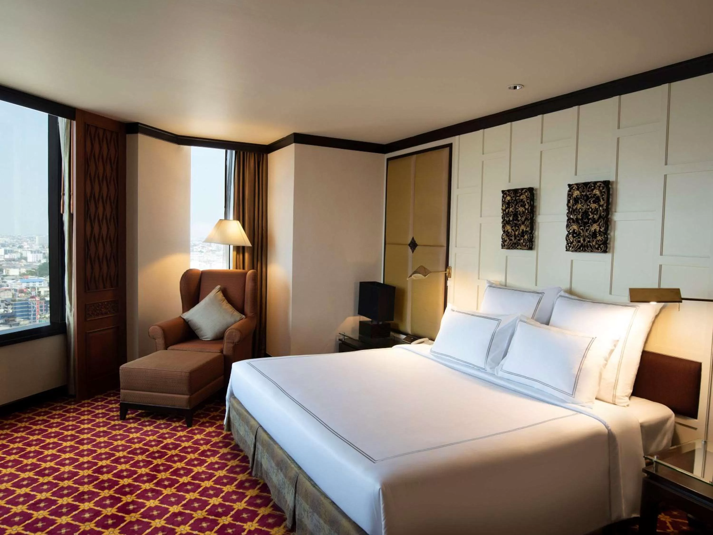 Photo of the whole room, Bed in Swissotel Bangkok Ratchada