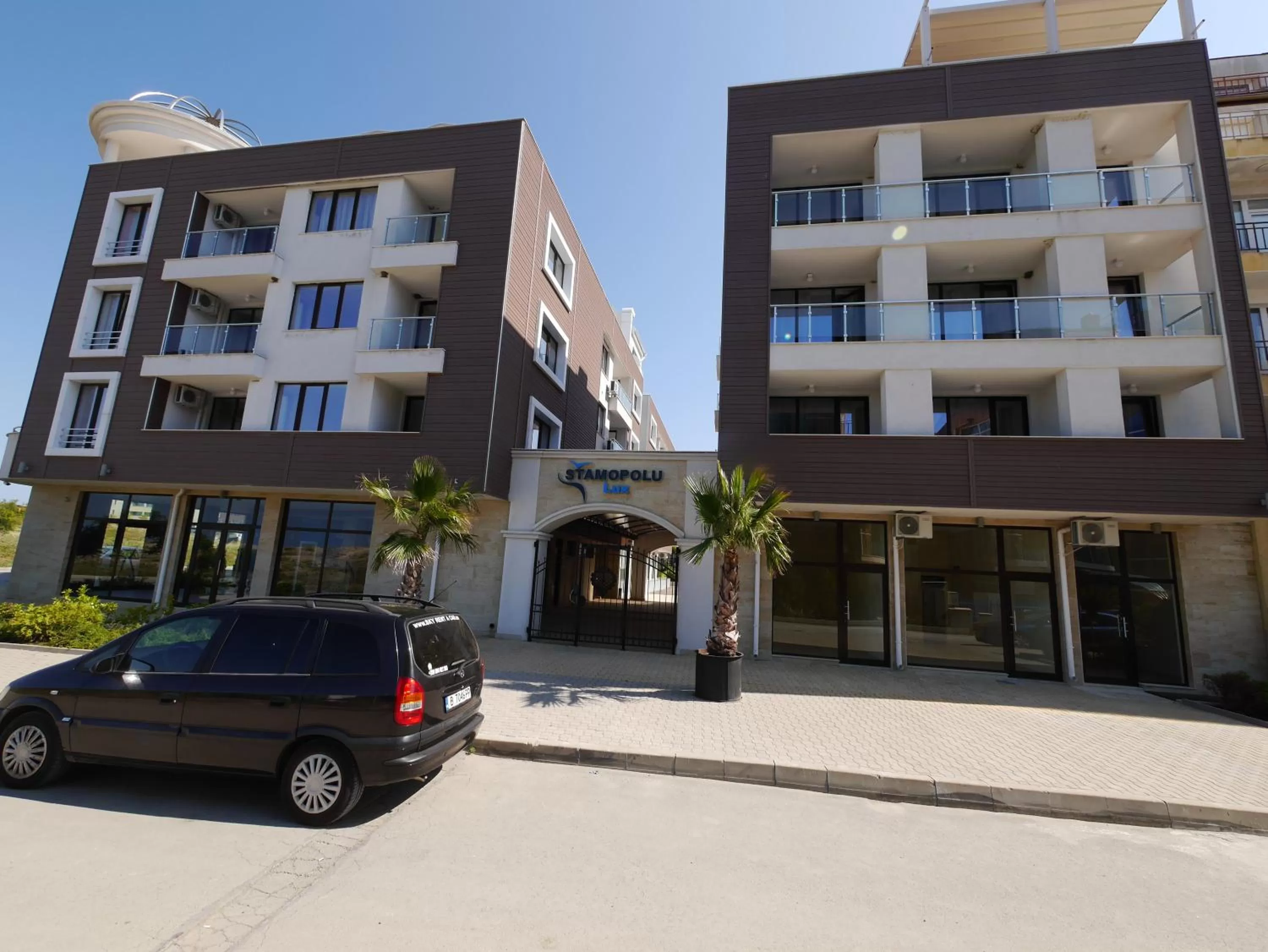 Property building in APART-HOTEL Stamopolu Lux с изглед към морето