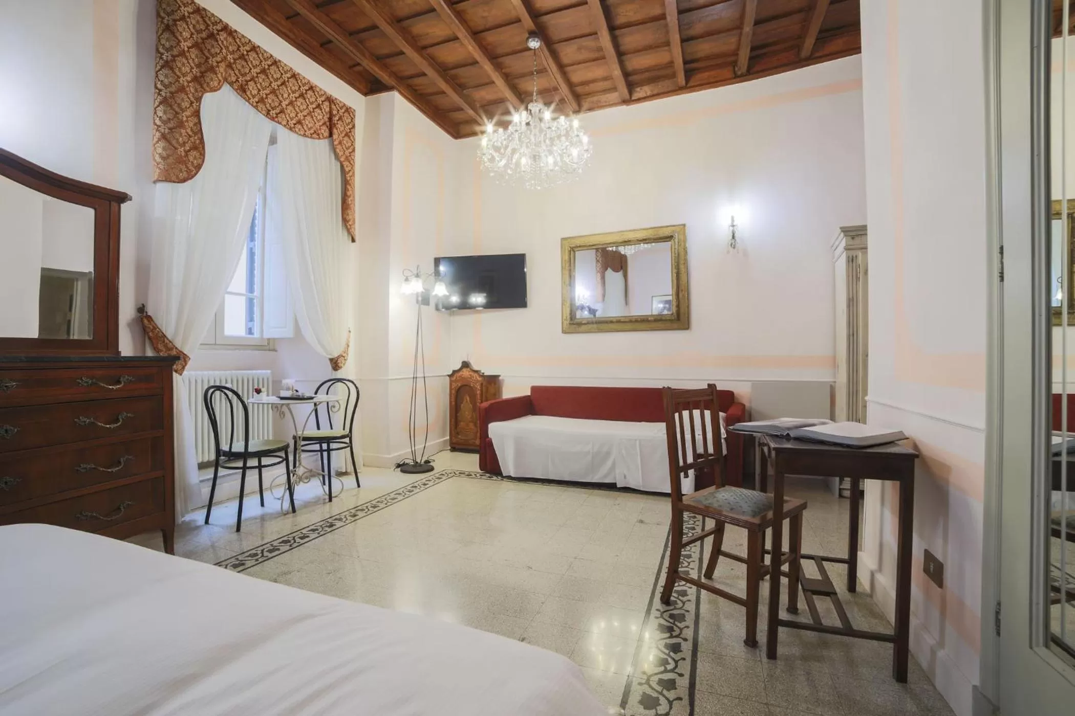 Photo of the whole room, Bed in La Maison Dell'Orologio