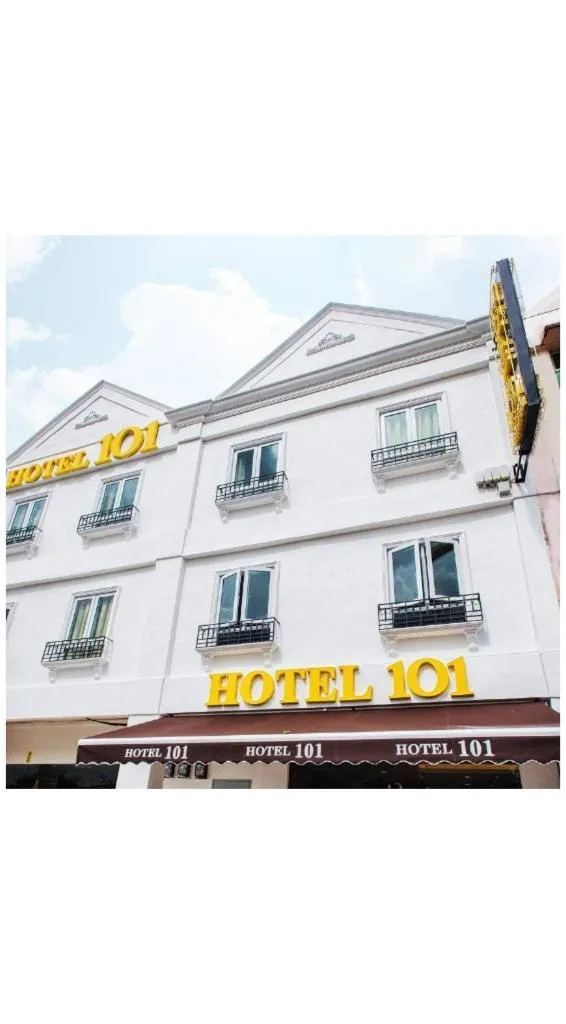 Property building in Hotel 101 Ulu Tiram